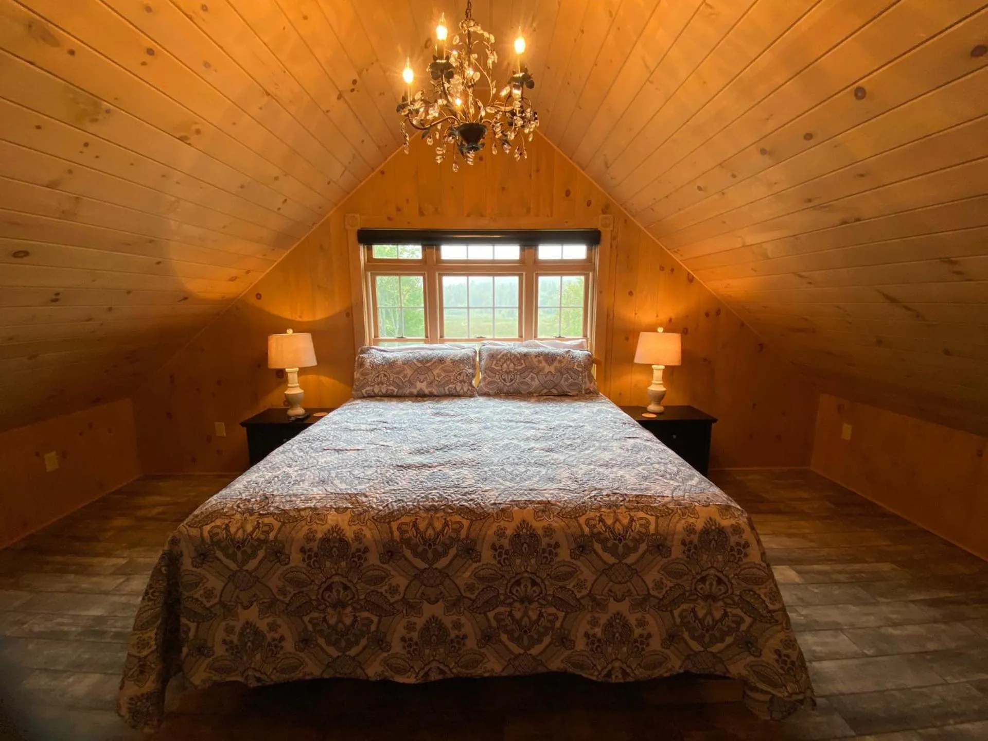 Bedroom, Bed in High Peaks Chalet