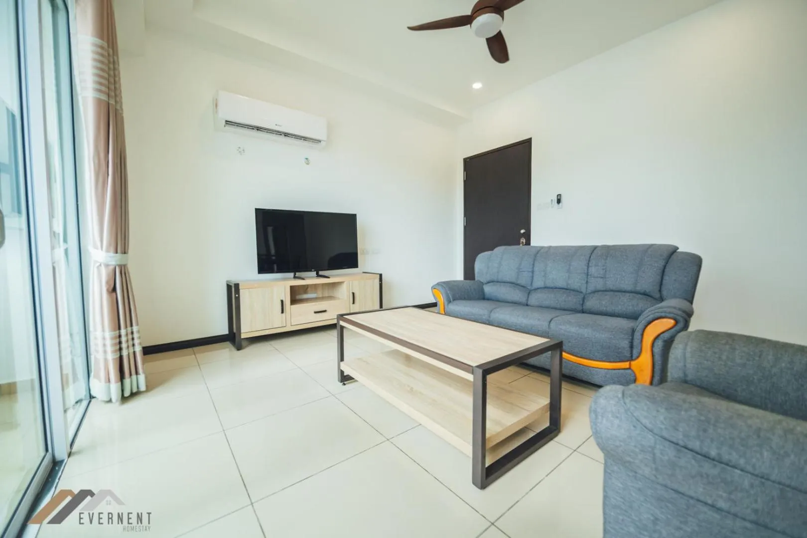 Living room in Serene Heights by Evernent