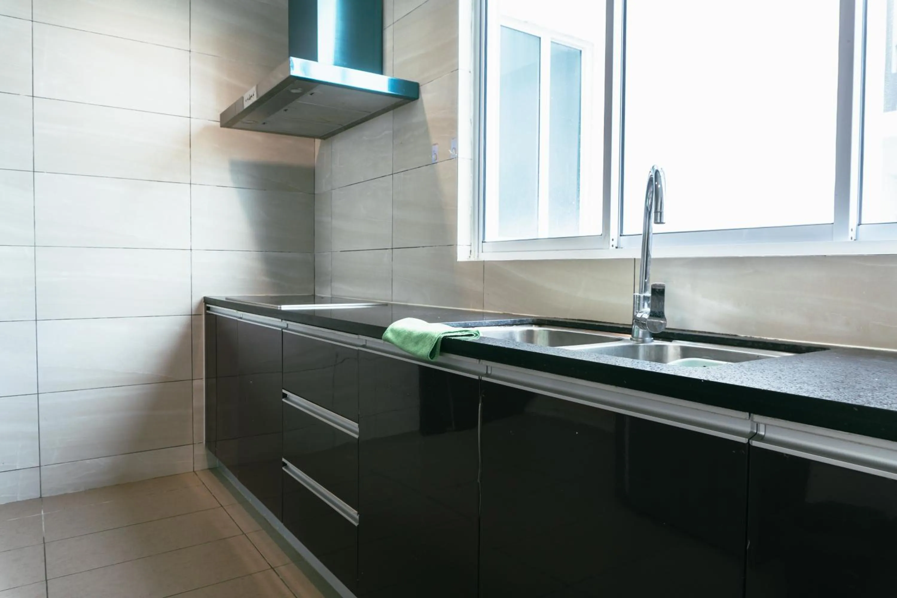 Kitchen or kitchenette in Serene Heights by Evernent