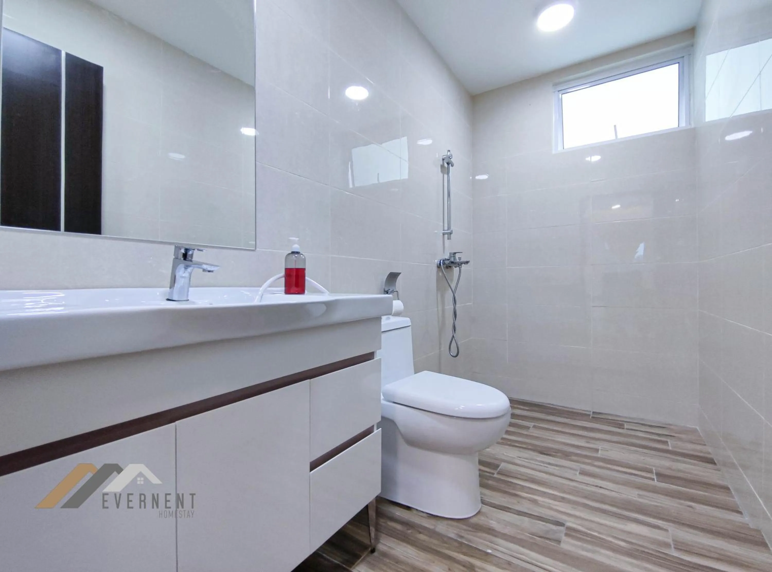 Bathroom in Serene Heights by Evernent