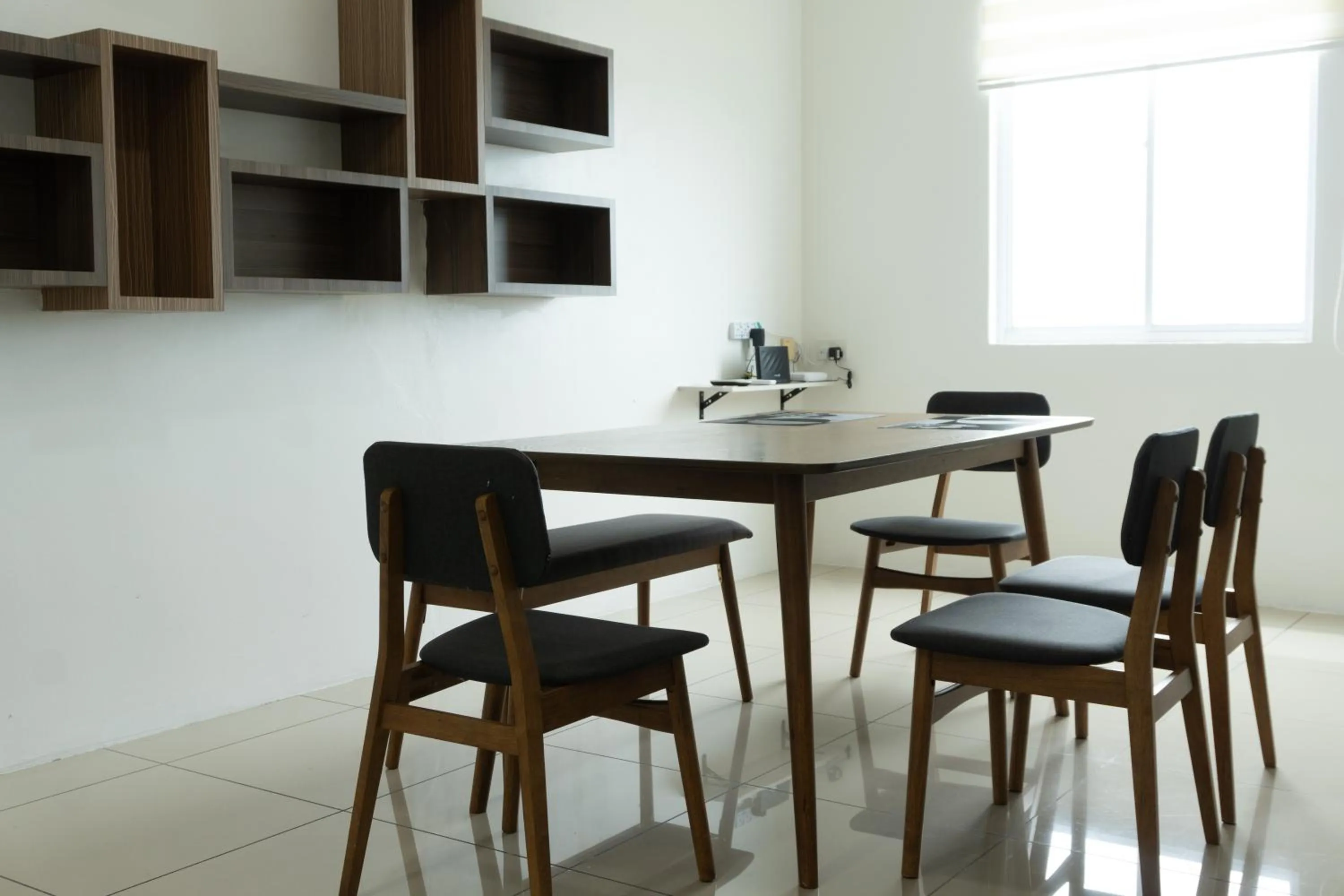 Dining area in Serene Heights by Evernent