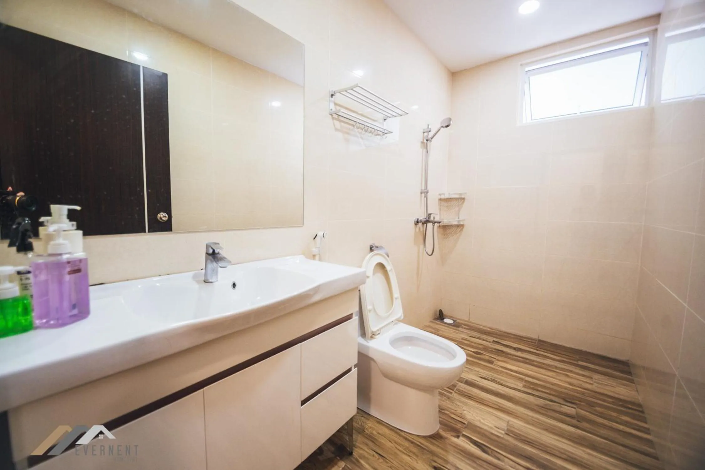 Bathroom in Serene Heights by Evernent