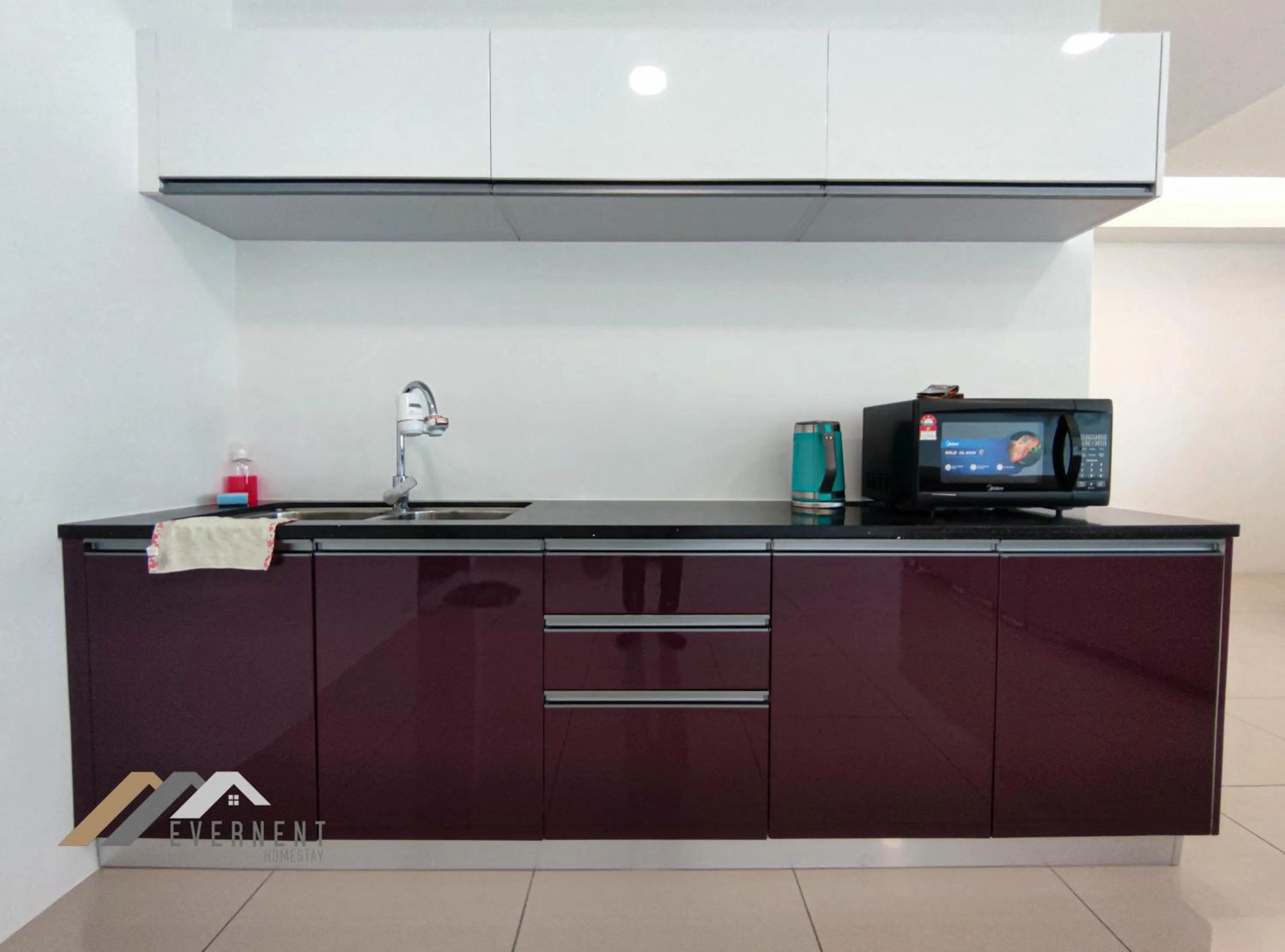 Kitchen or kitchenette in Serene Heights by Evernent