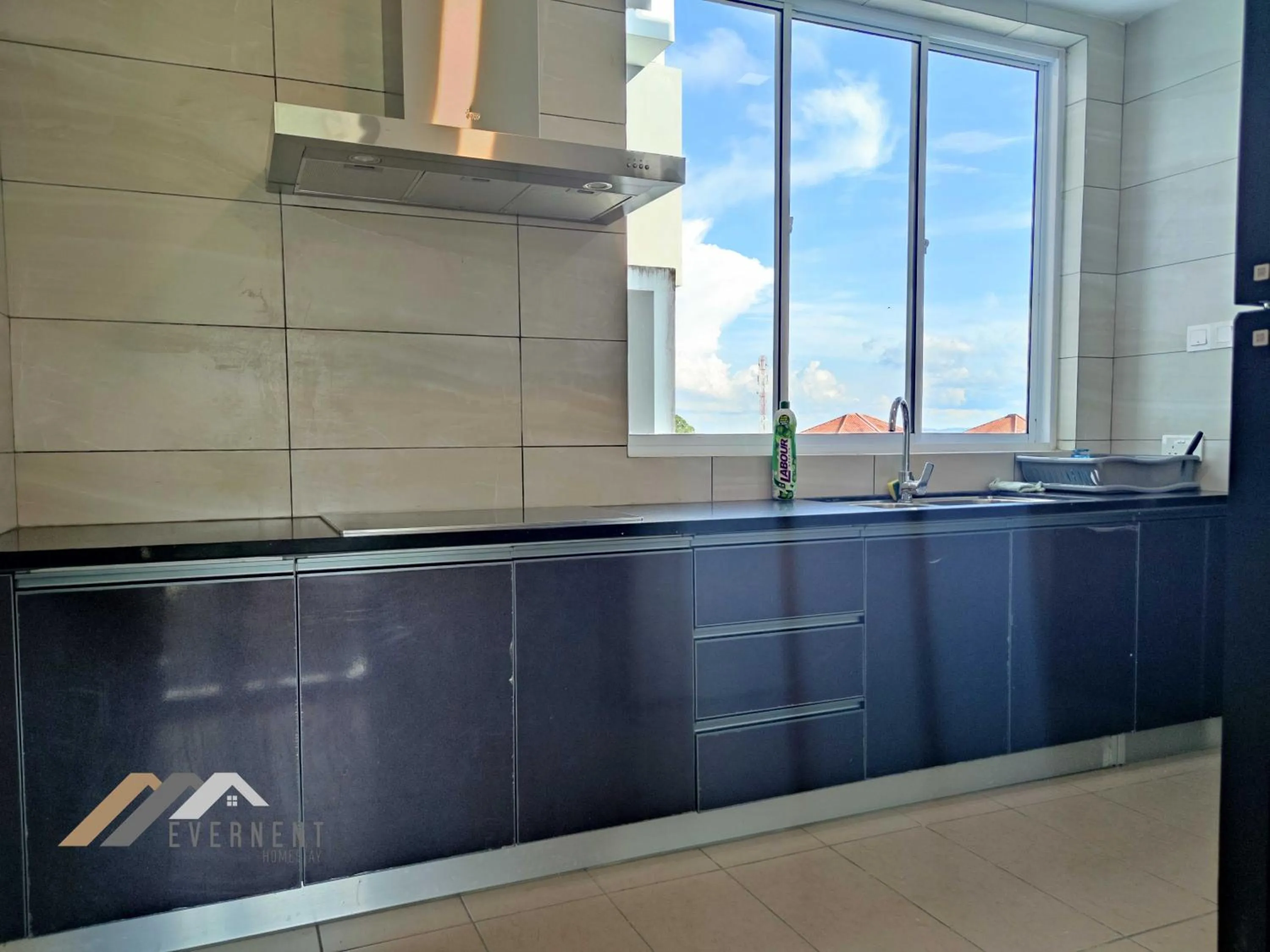 Kitchen or kitchenette in Serene Heights by Evernent