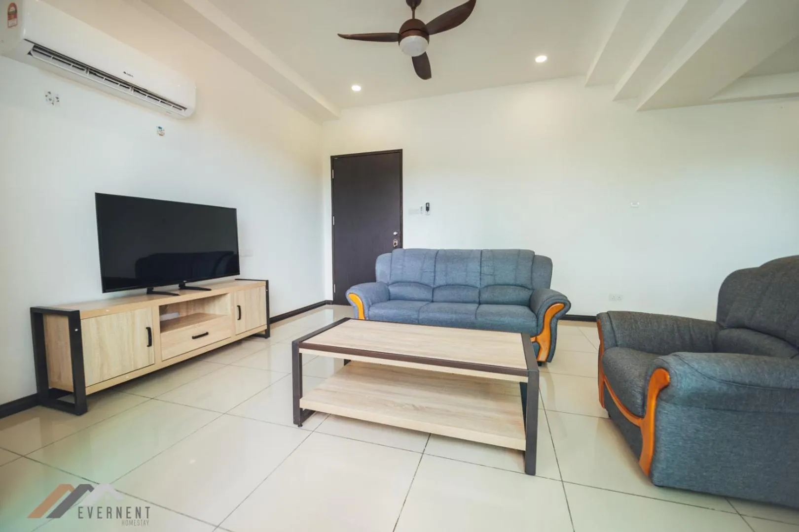 Living room in Serene Heights by Evernent