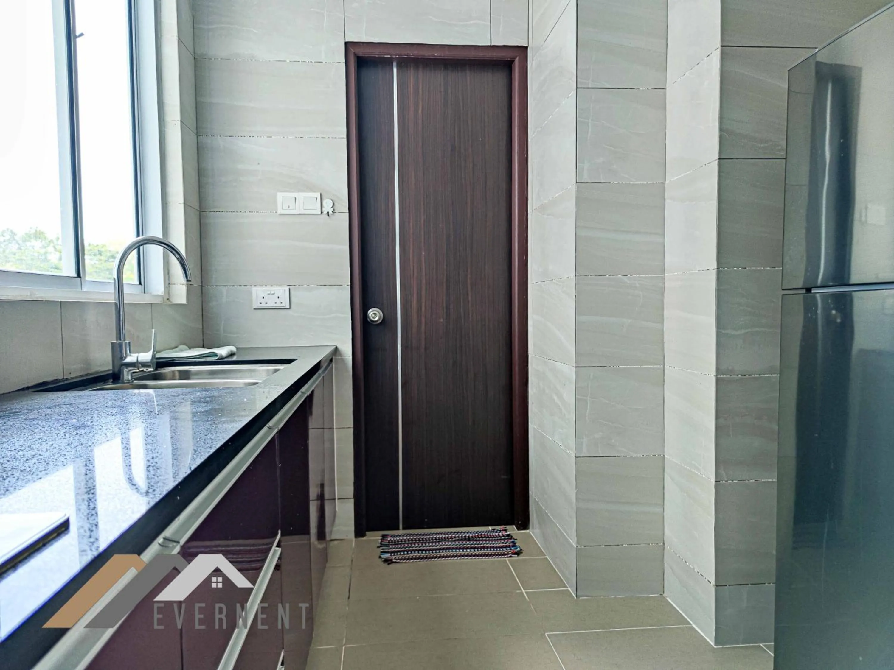 Kitchen or kitchenette in Serene Heights by Evernent