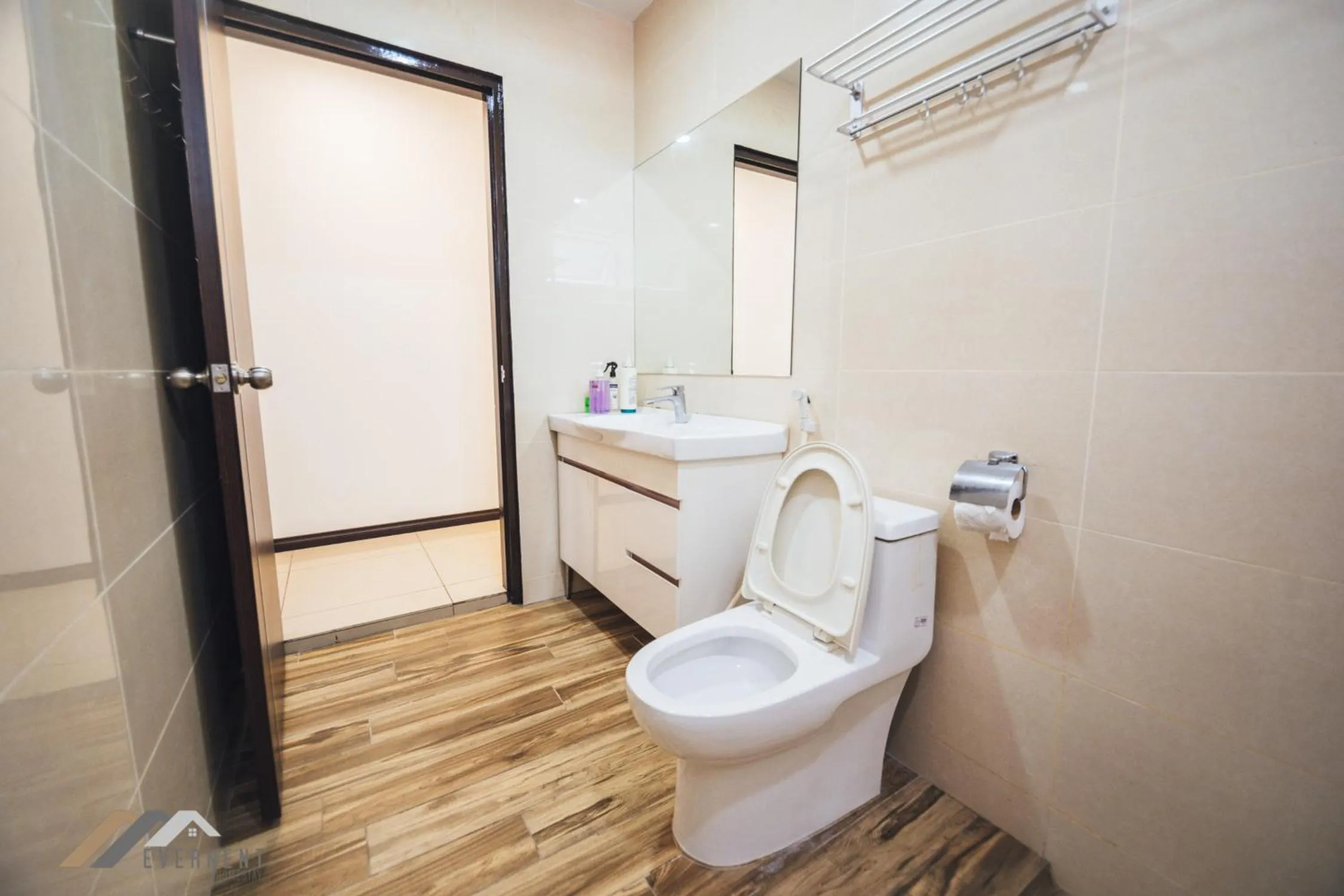 Bathroom in Serene Heights by Evernent