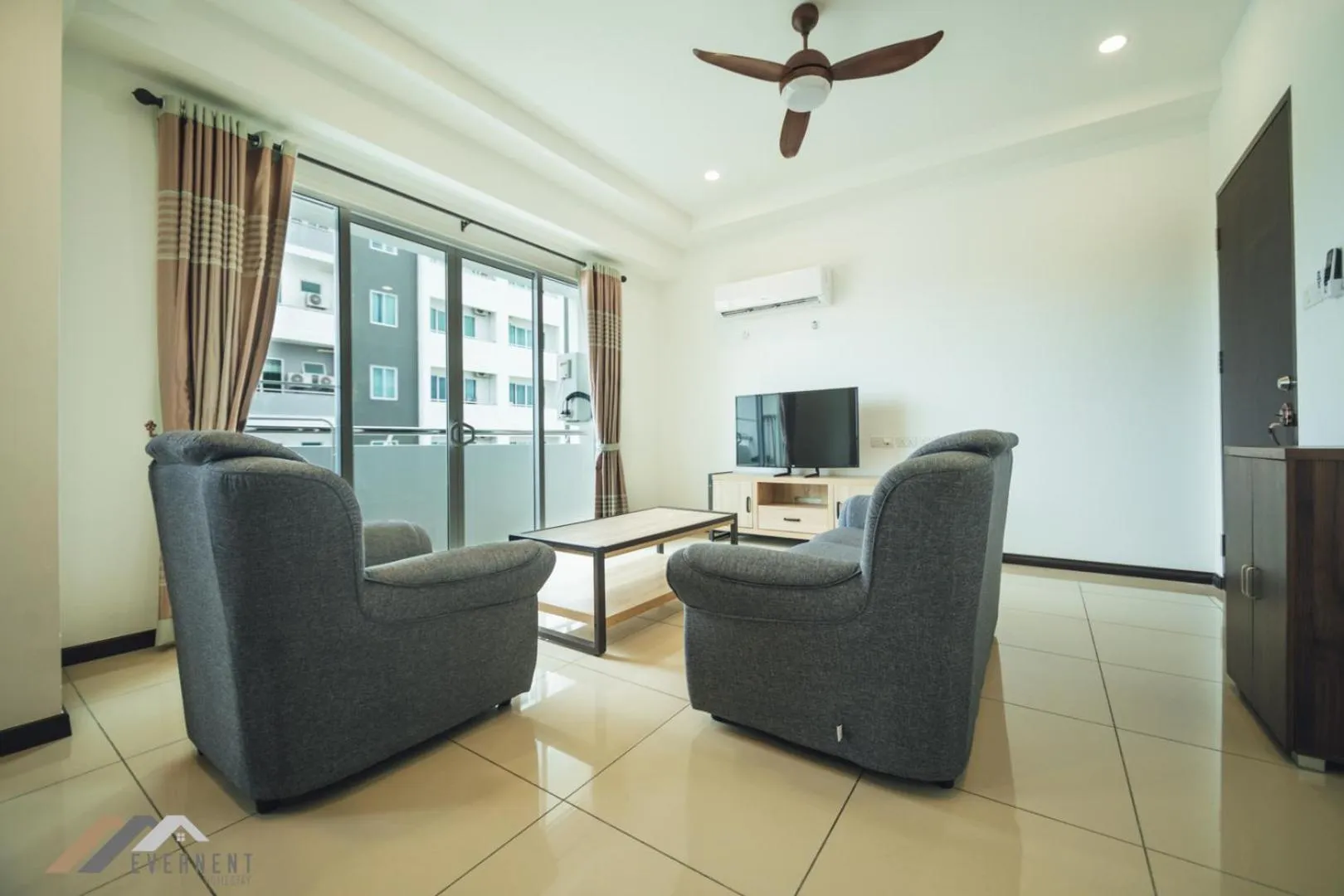 Living room in Serene Heights by Evernent