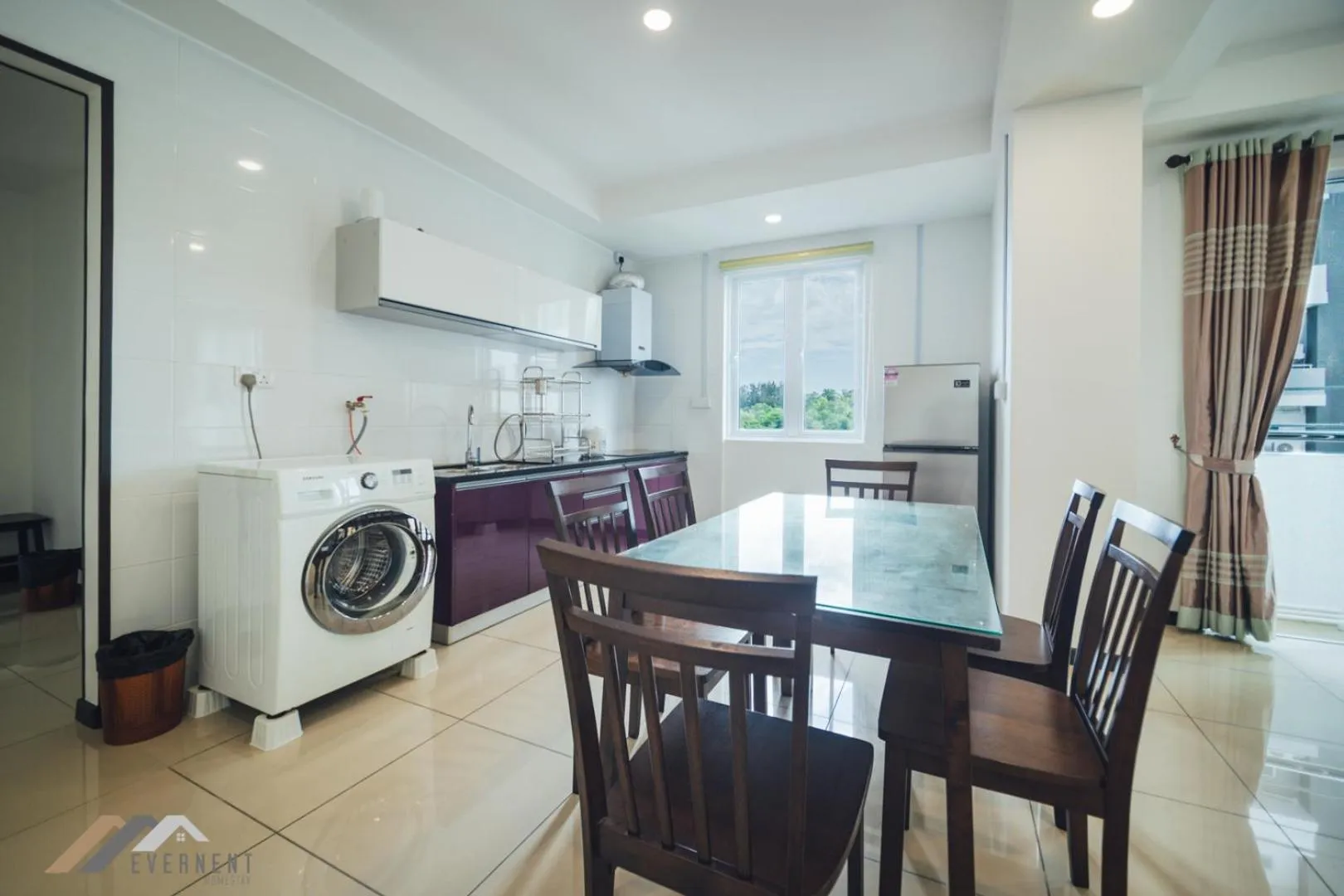 Kitchen or kitchenette in Serene Heights by Evernent