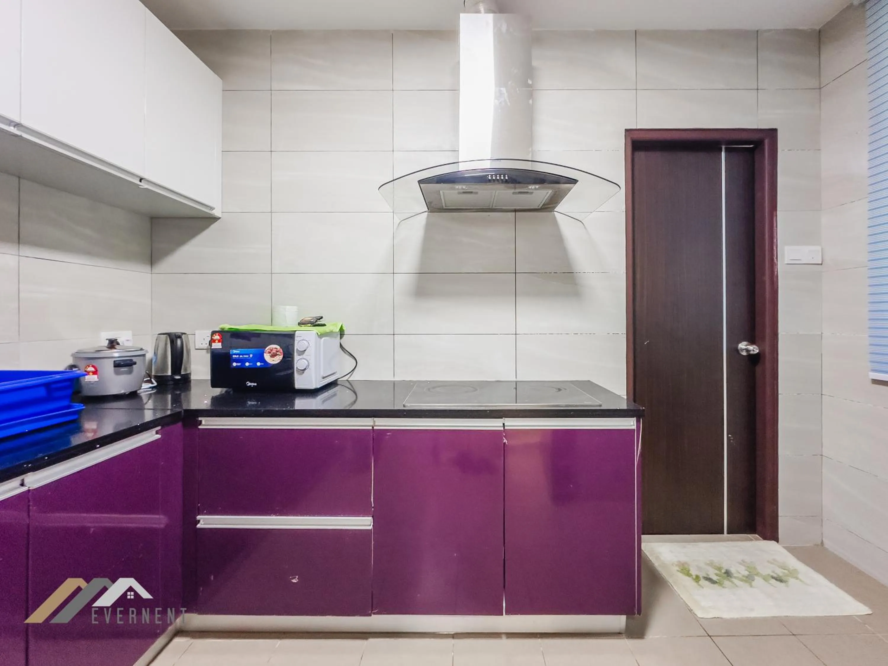 Kitchen or kitchenette in Serene Heights by Evernent