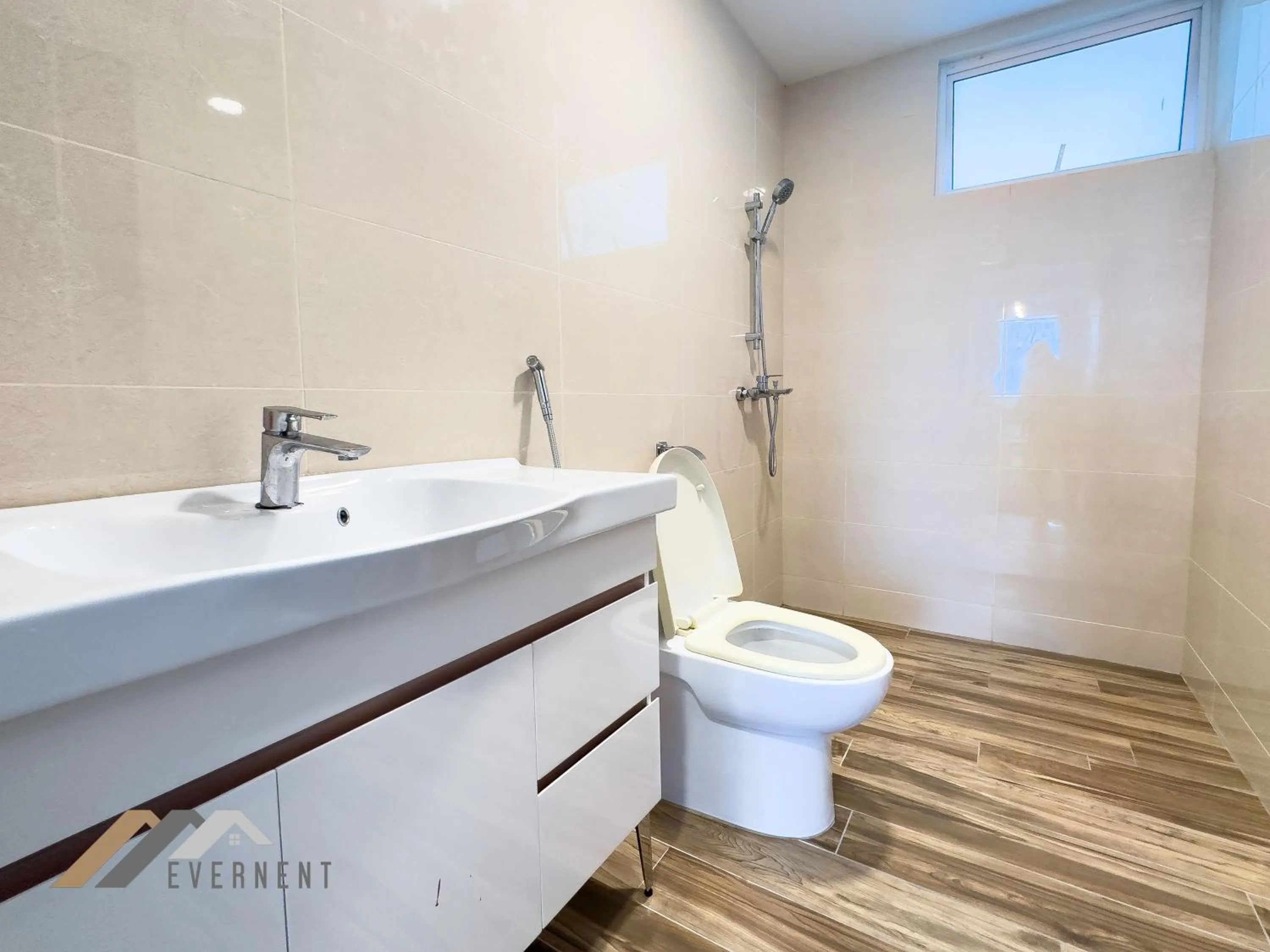 Bathroom in Serene Heights by Evernent