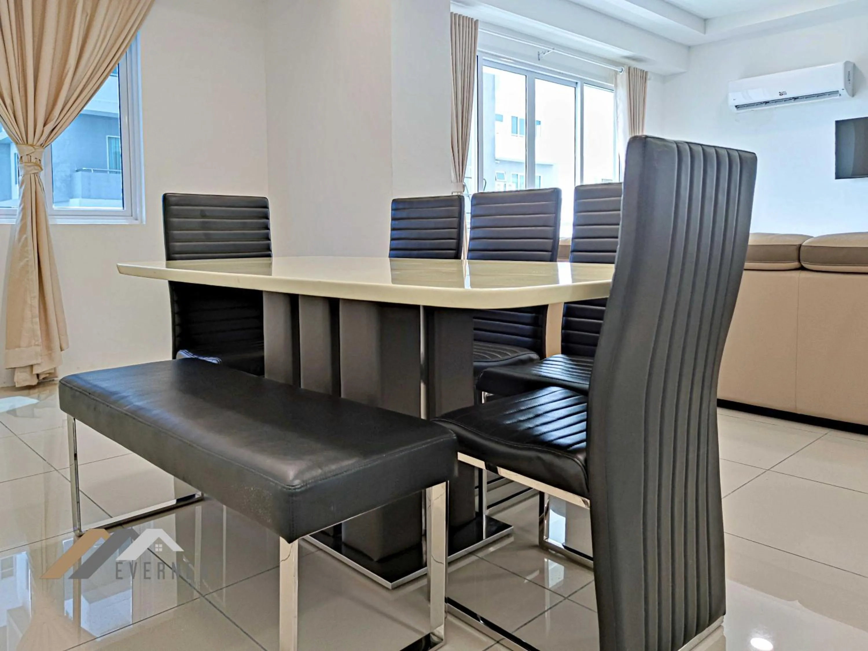 Living room in Serene Heights by Evernent