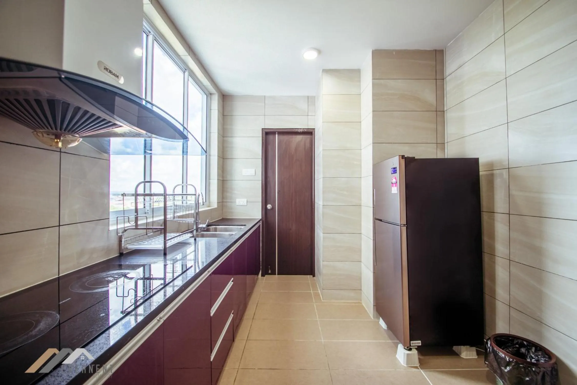 Kitchen or kitchenette in Serene Heights by Evernent