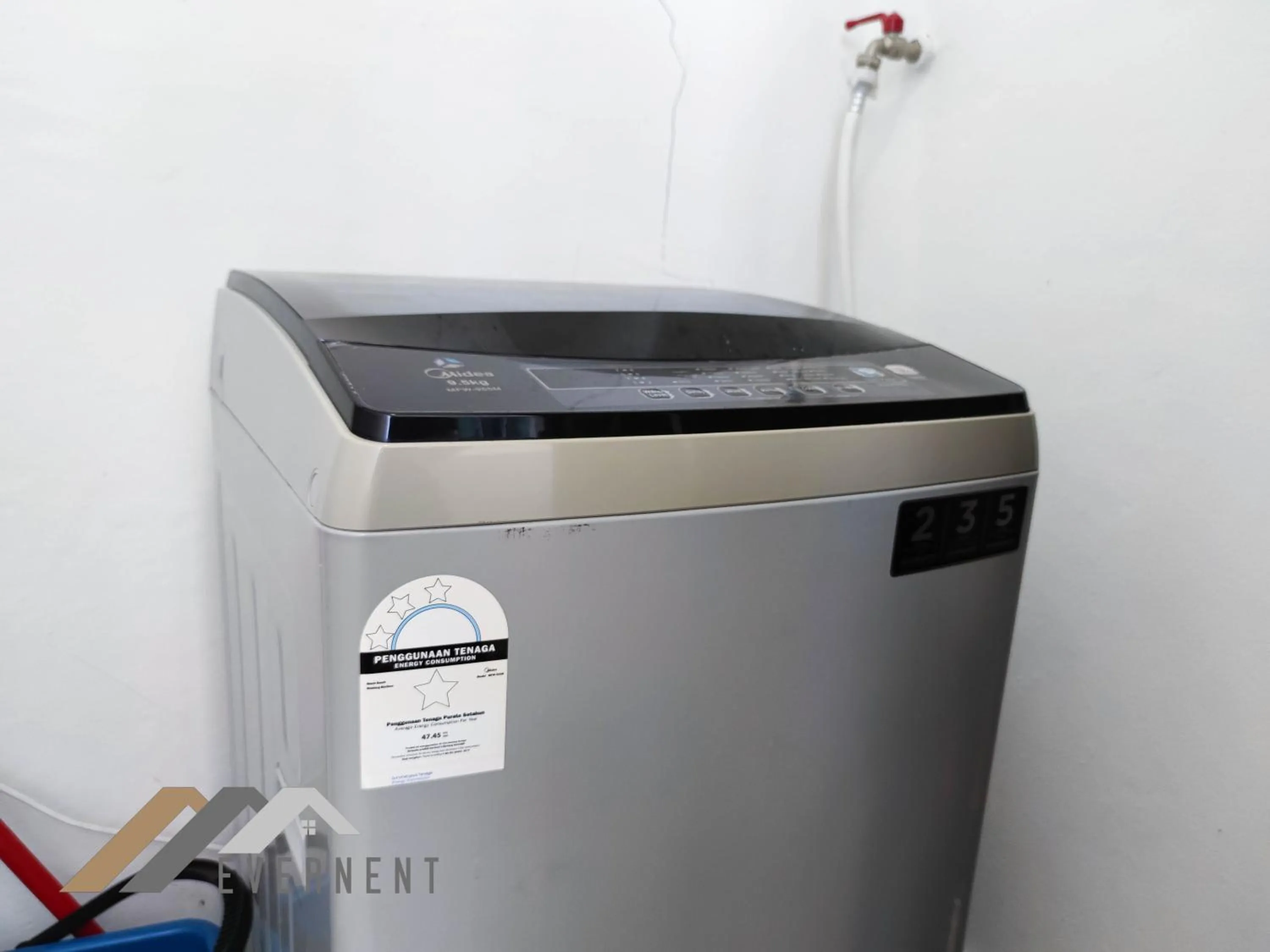 washing machine in Serene Heights by Evernent