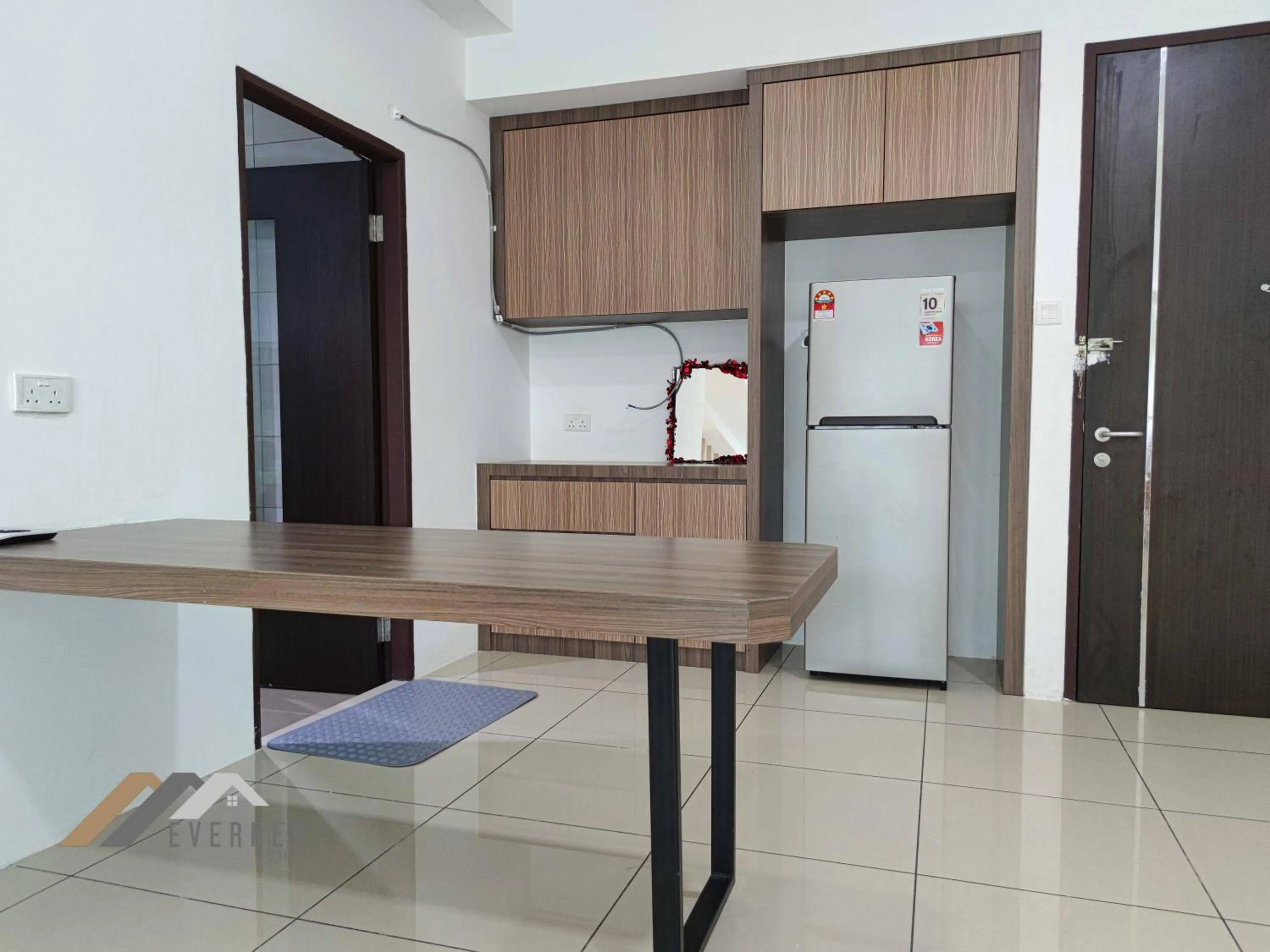 Kitchen or kitchenette in Serene Heights by Evernent