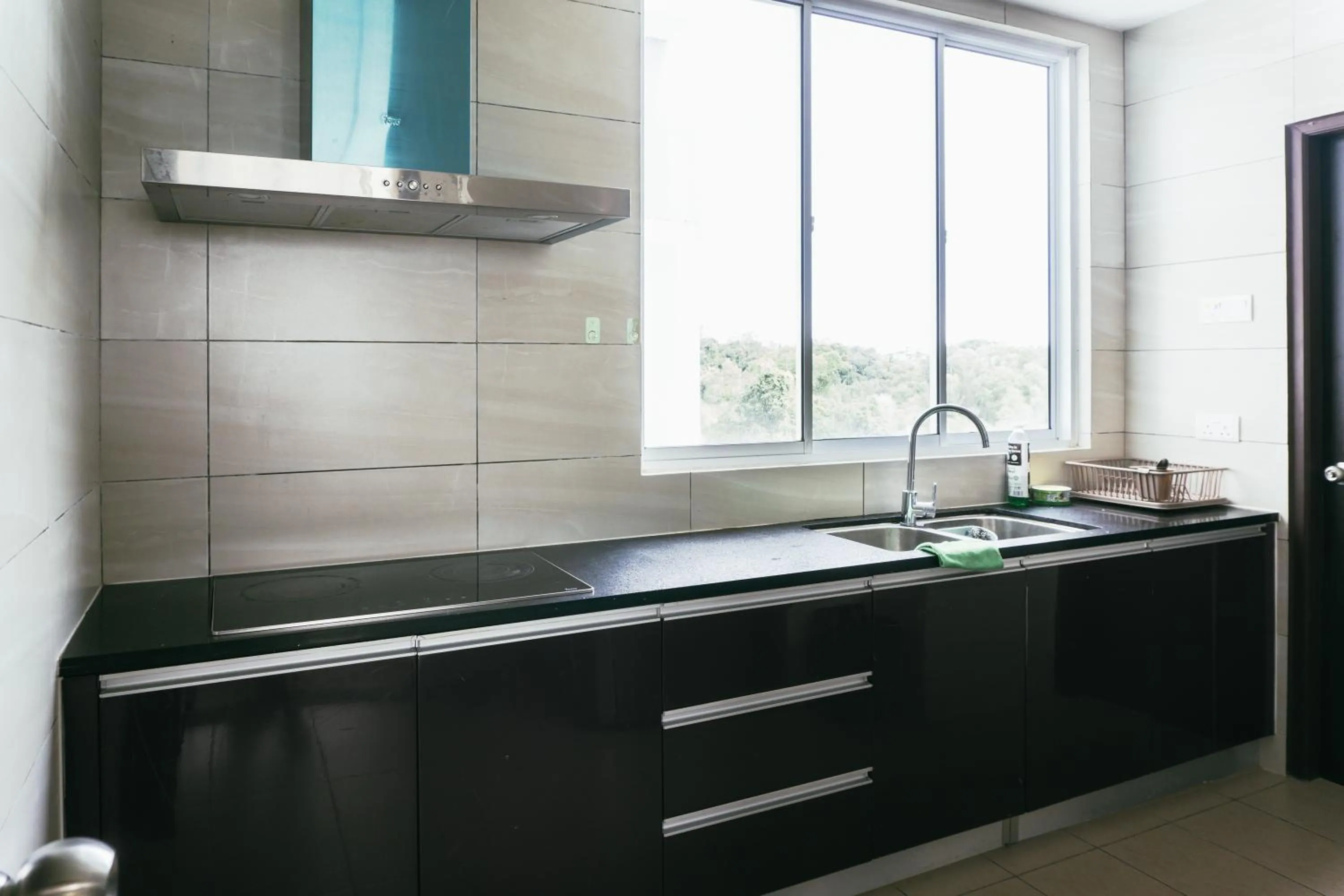 Kitchen or kitchenette in Serene Heights by Evernent