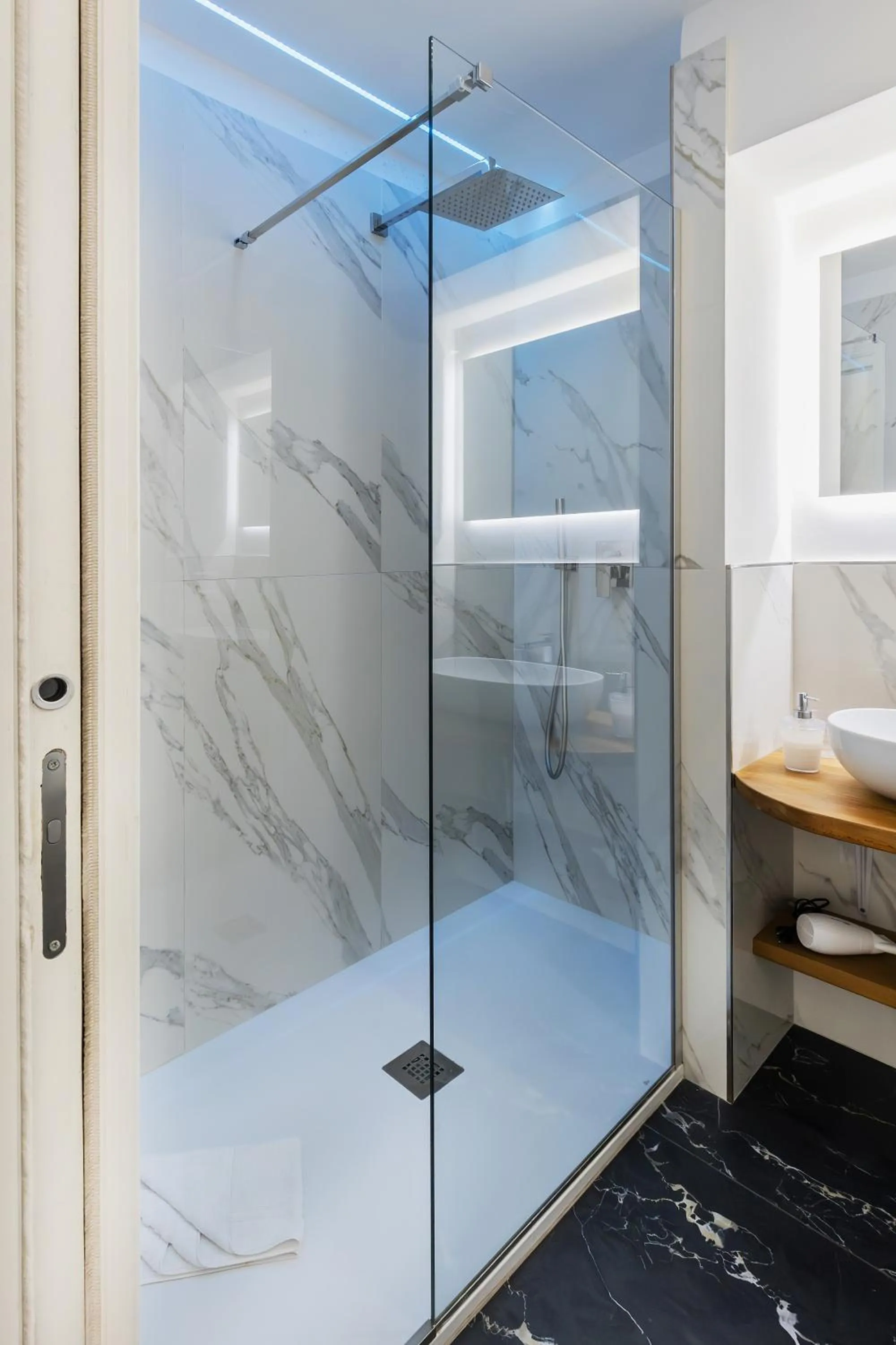 Shower in Navona Central Relais