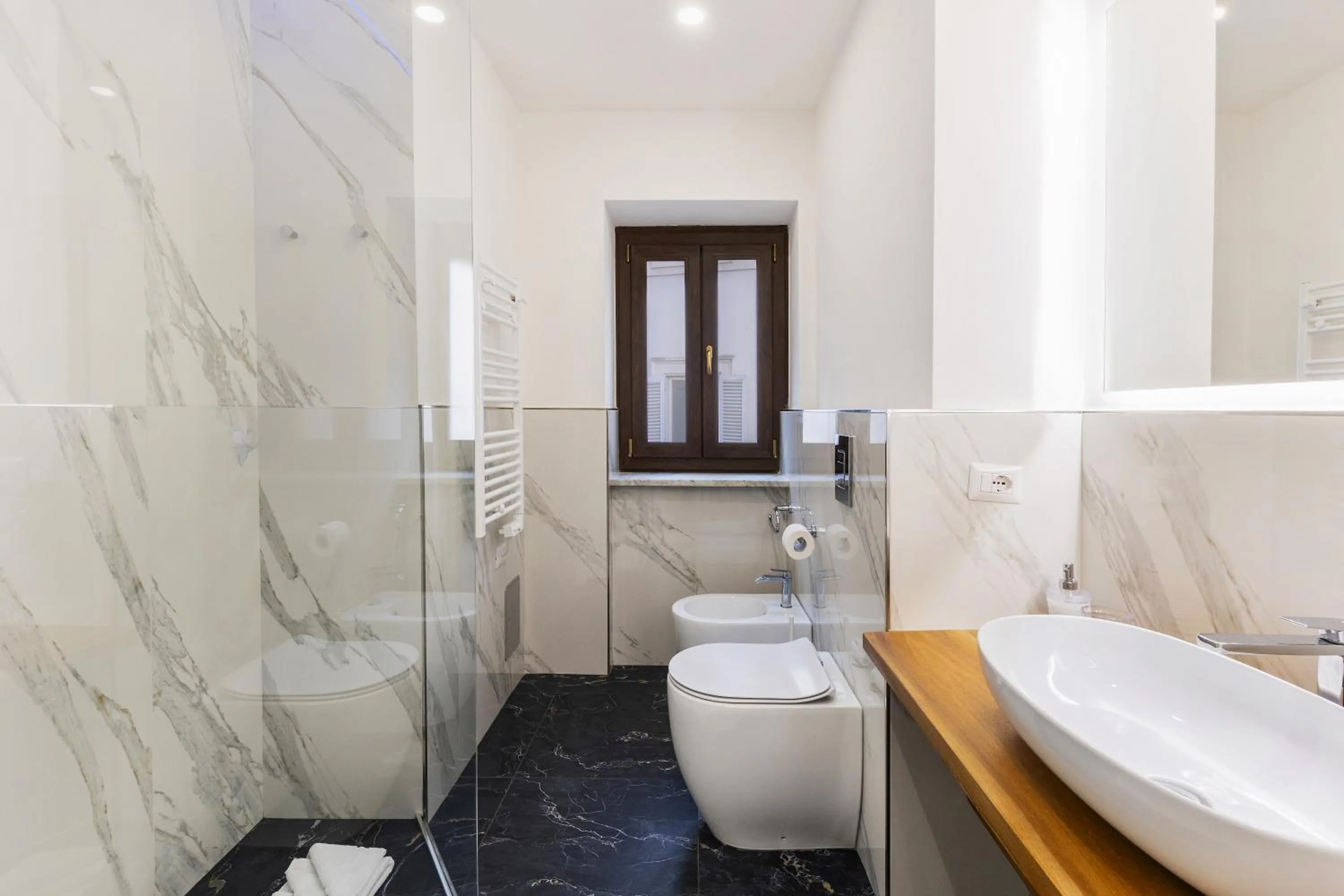 Toilet in Navona Central Relais