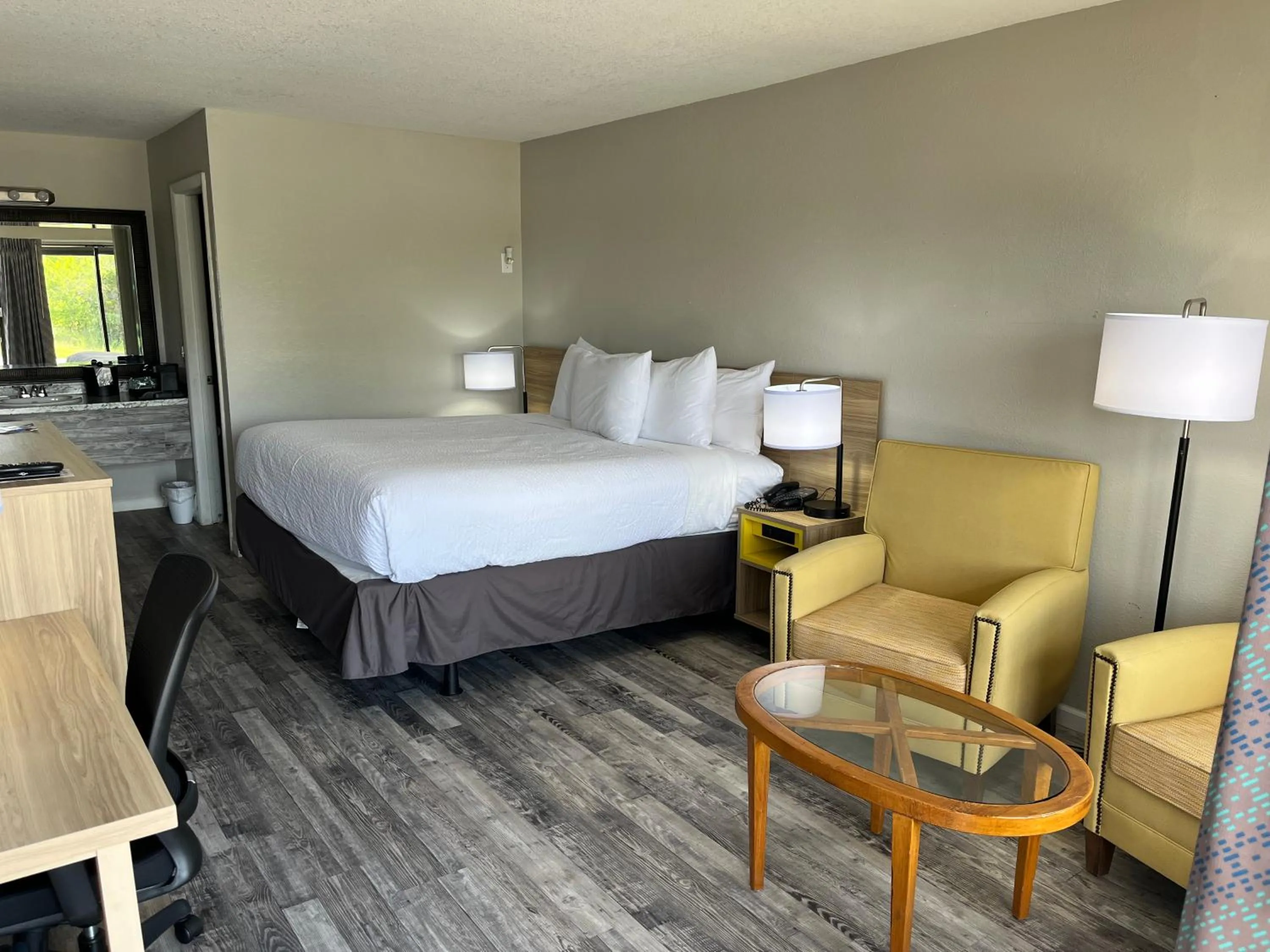 Seating area, Bed in Days Inn by Wyndham Branson Ozarks