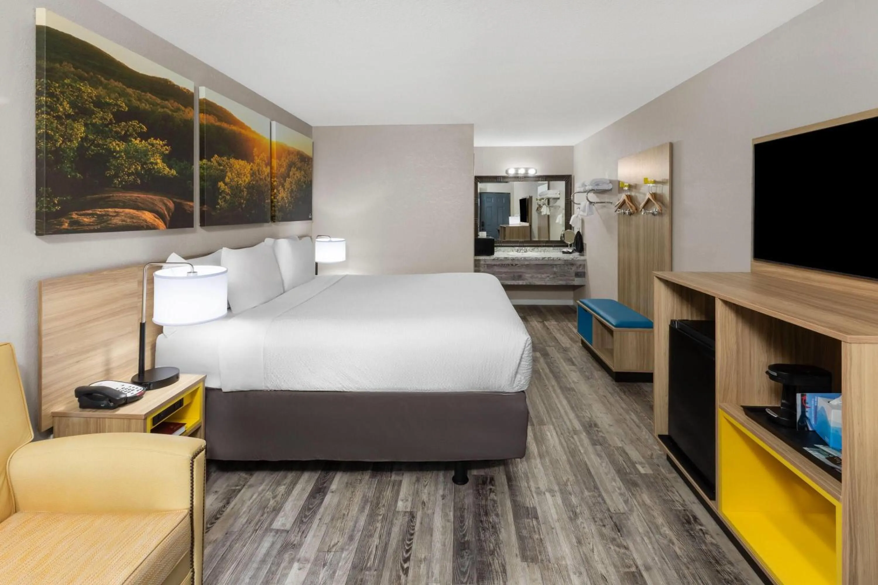 Photo of the whole room, Bed in Days Inn by Wyndham Branson Ozarks