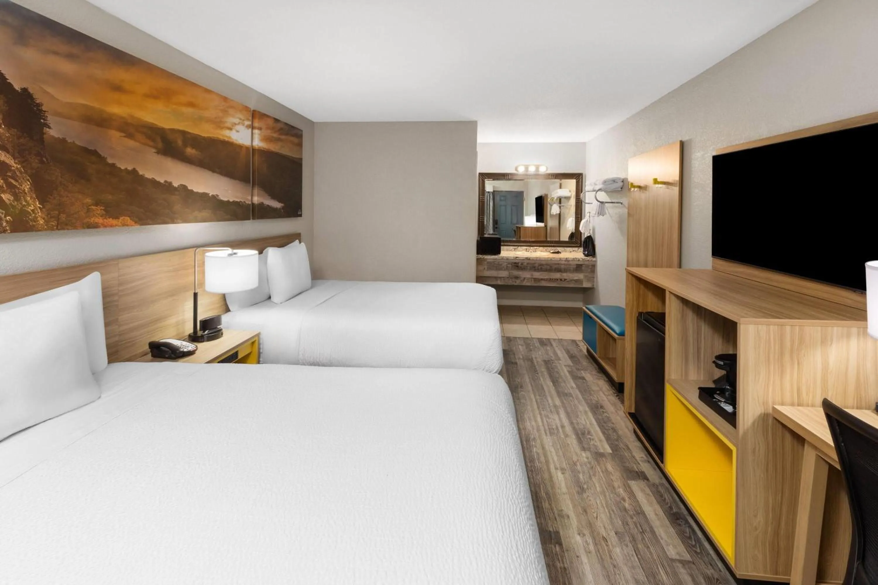 Photo of the whole room, Bed in Days Inn by Wyndham Branson Ozarks