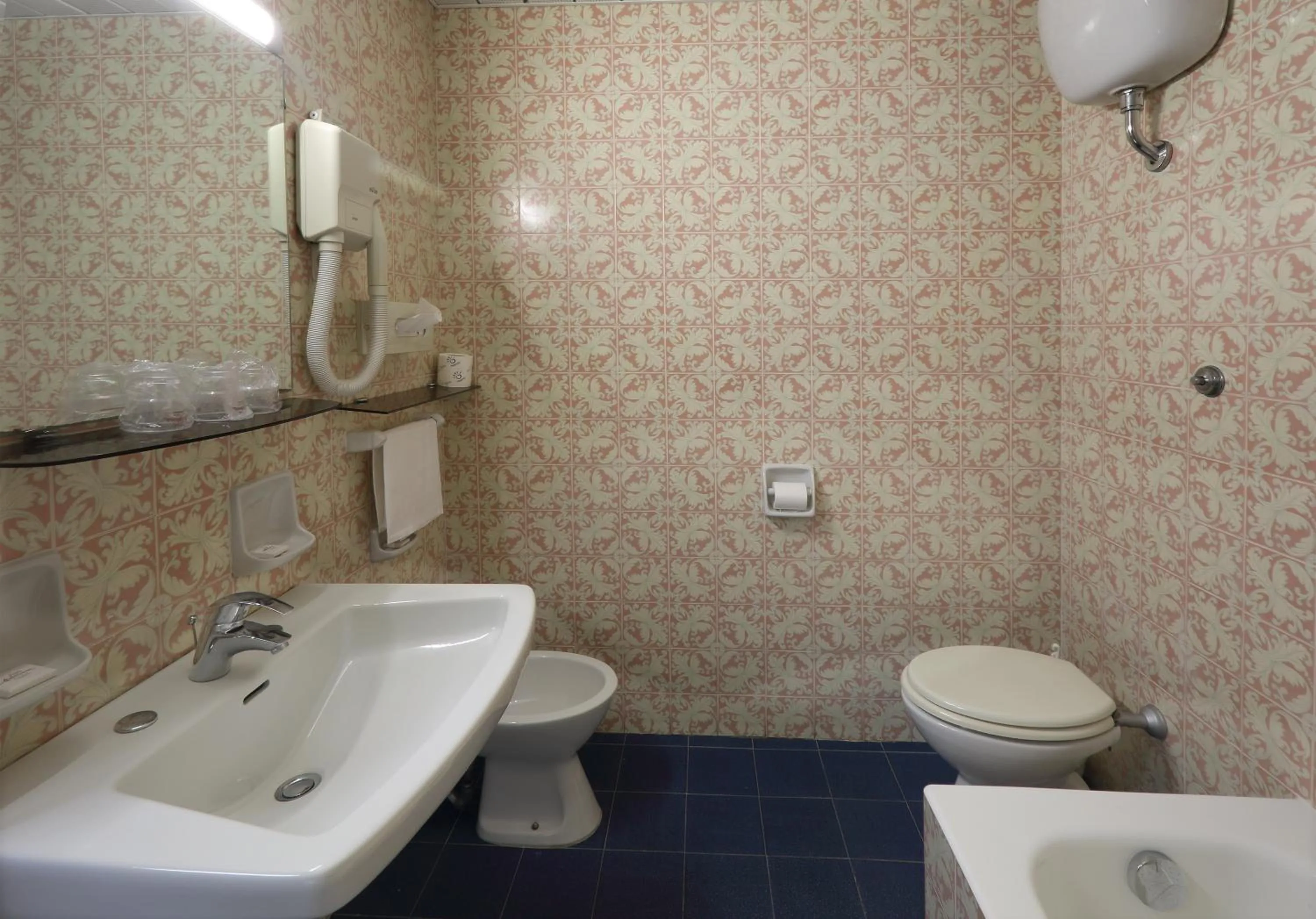 Toilet in Hotel Lido Mediterranee