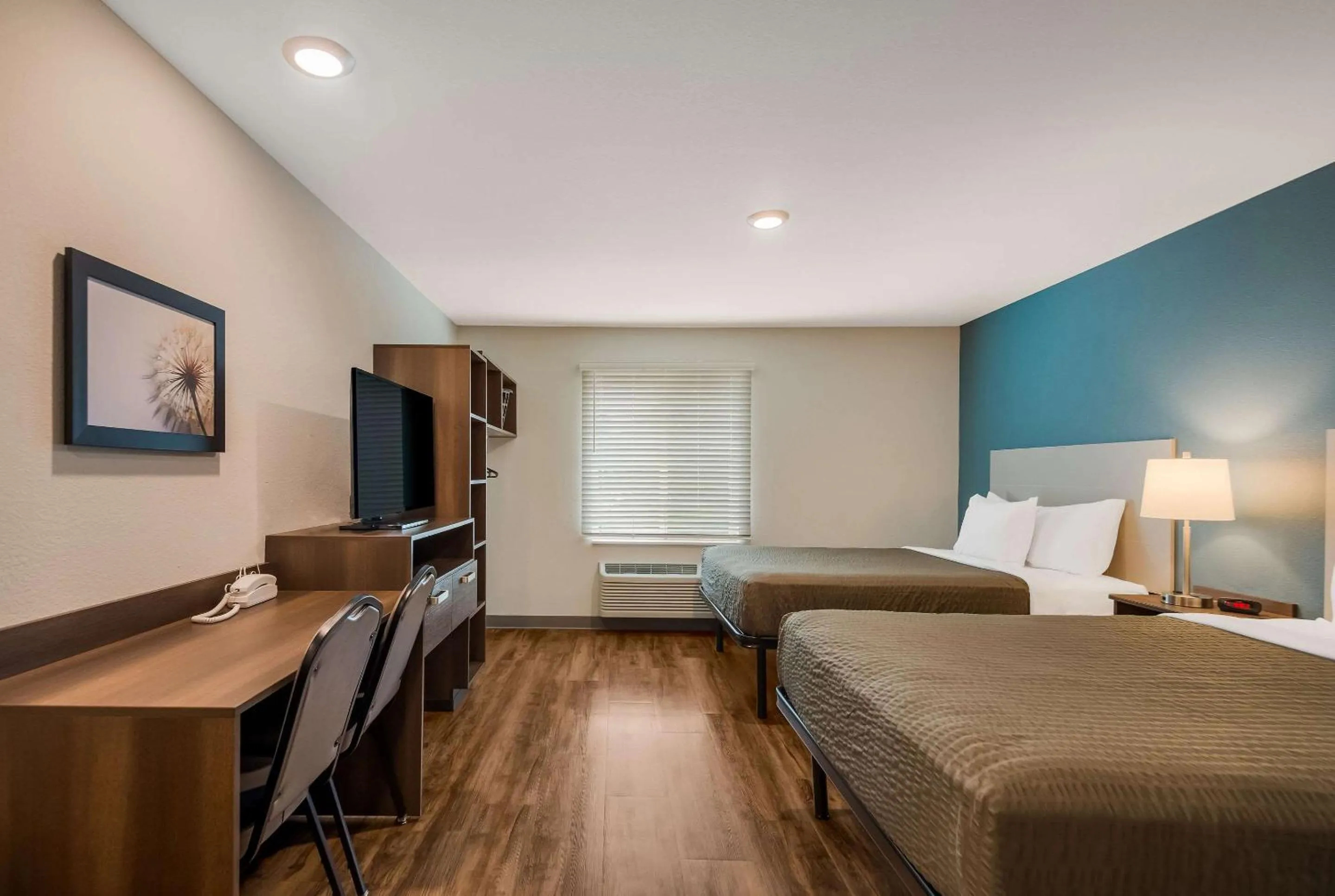 Photo of the whole room, Bed in WoodSpring Suites Inverness