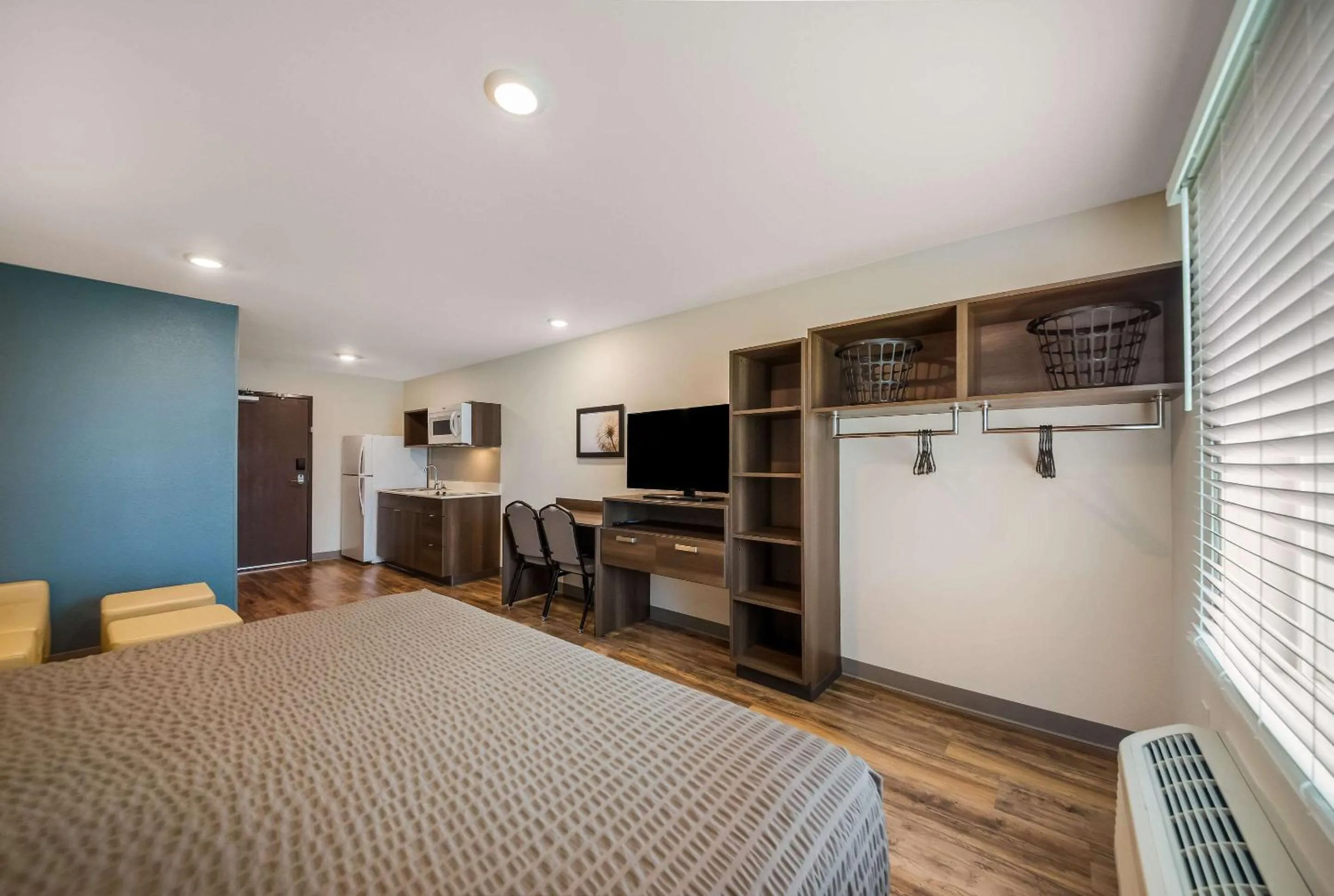 Photo of the whole room, Bed in WoodSpring Suites Inverness