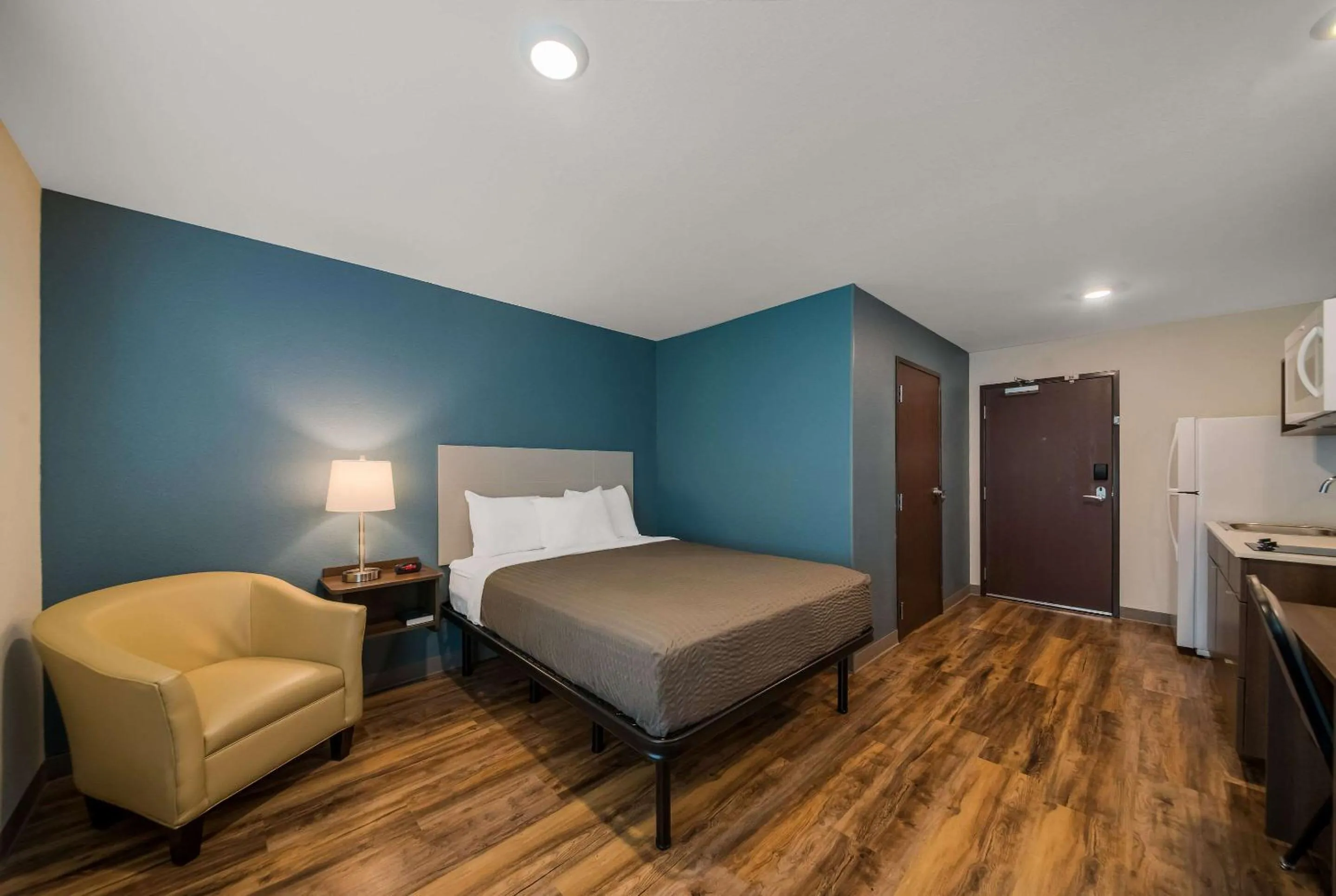 Bedroom, Bed in WoodSpring Suites Inverness