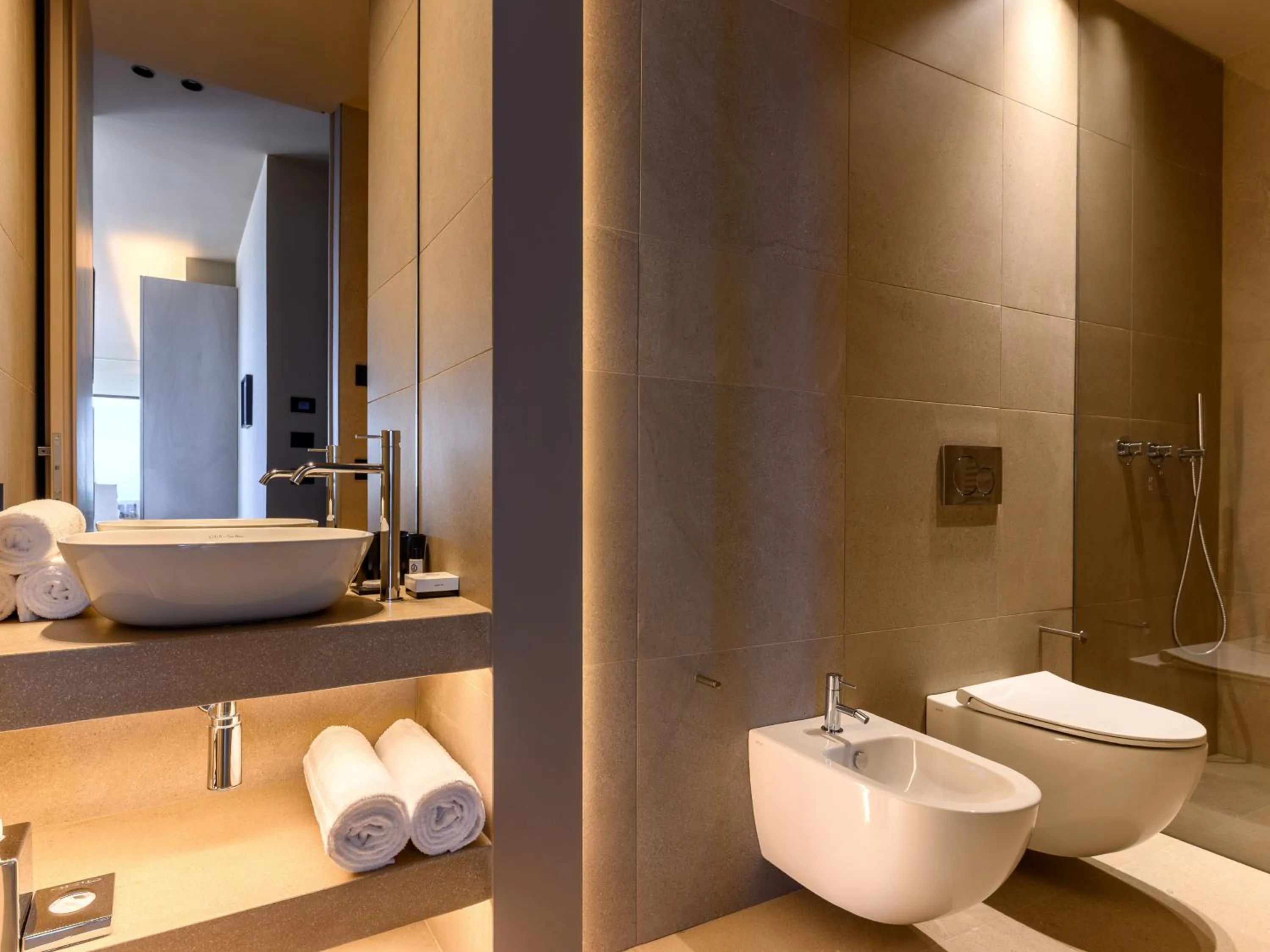 Shower in Victoria Palace Hotel