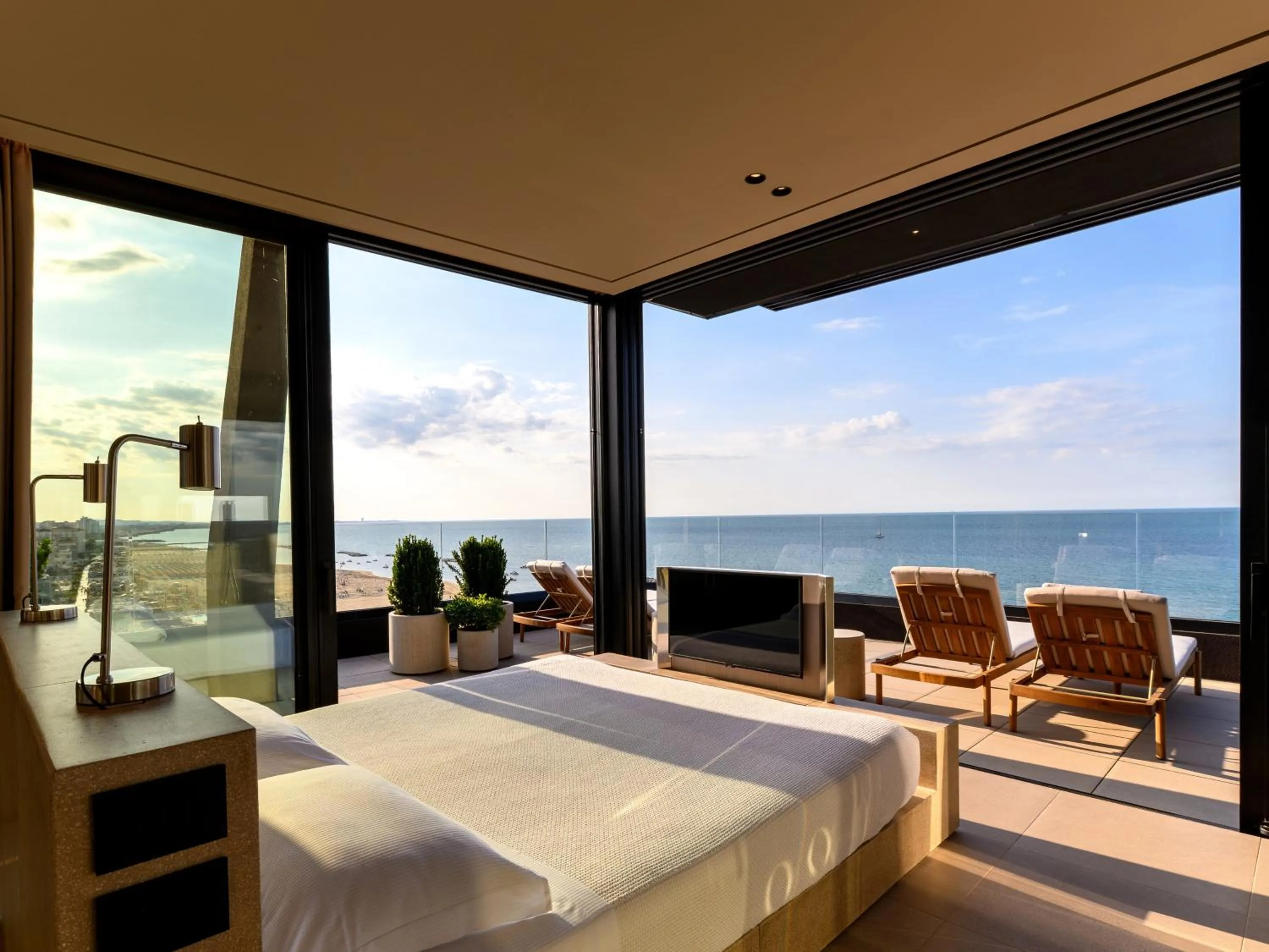 Summer, Bed in Victoria Palace Hotel