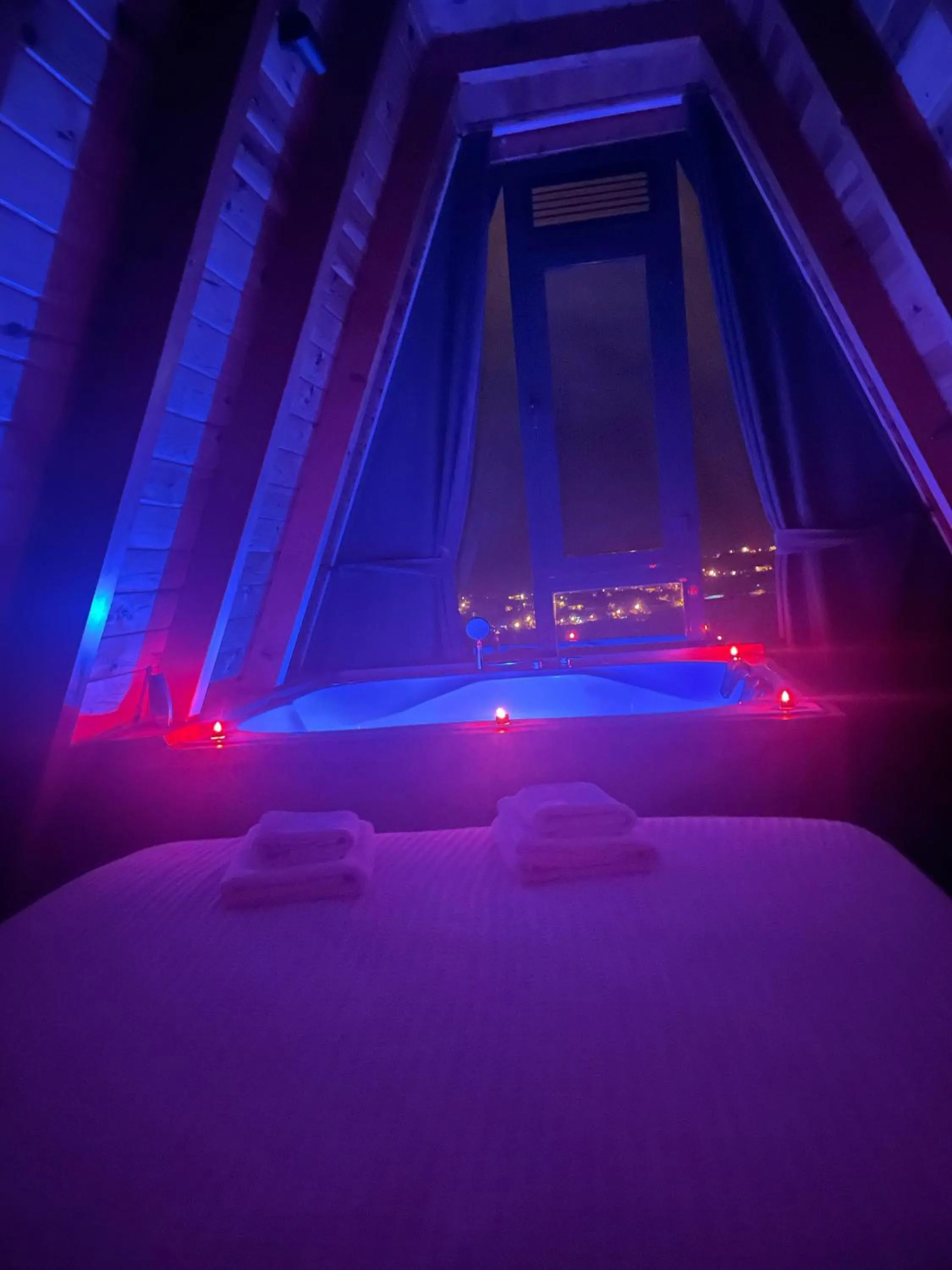 Hot Tub, Bed in Dağderebungalow