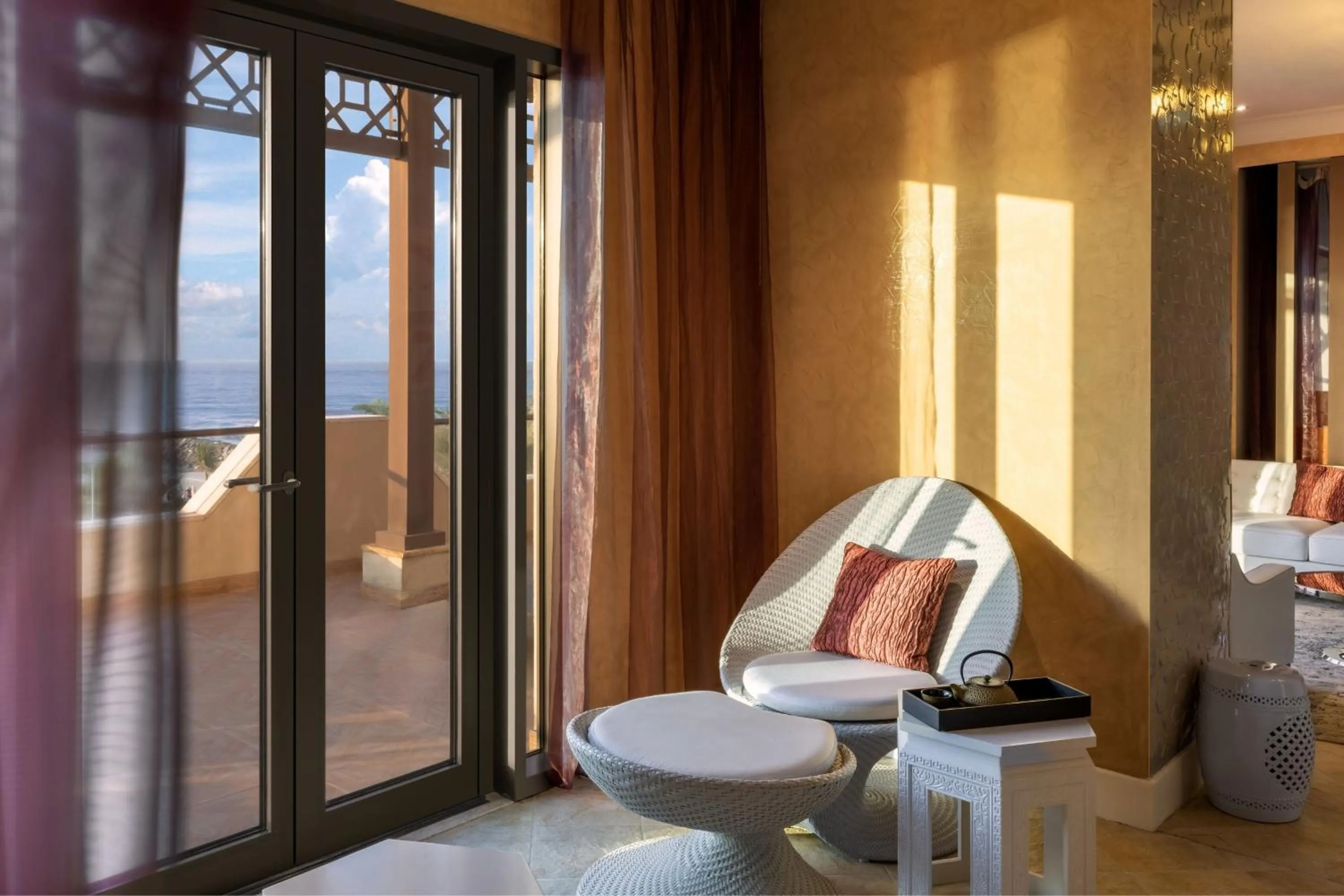 Lounge or bar in Ajman Saray, a Luxury Collection Resort, Ajman