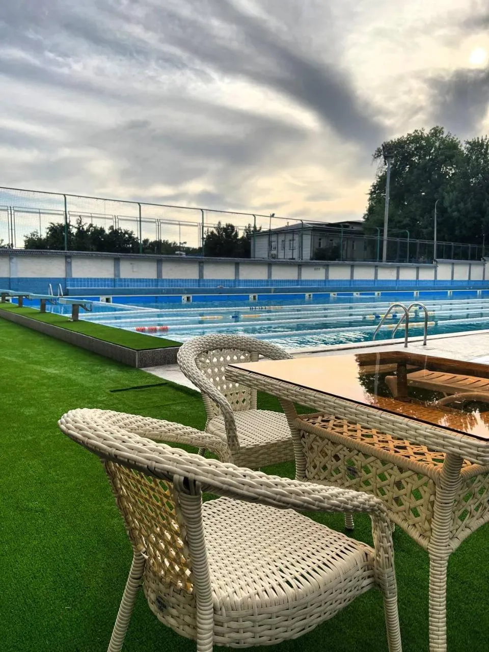 Swimming pool in Grand Avenue Hotel