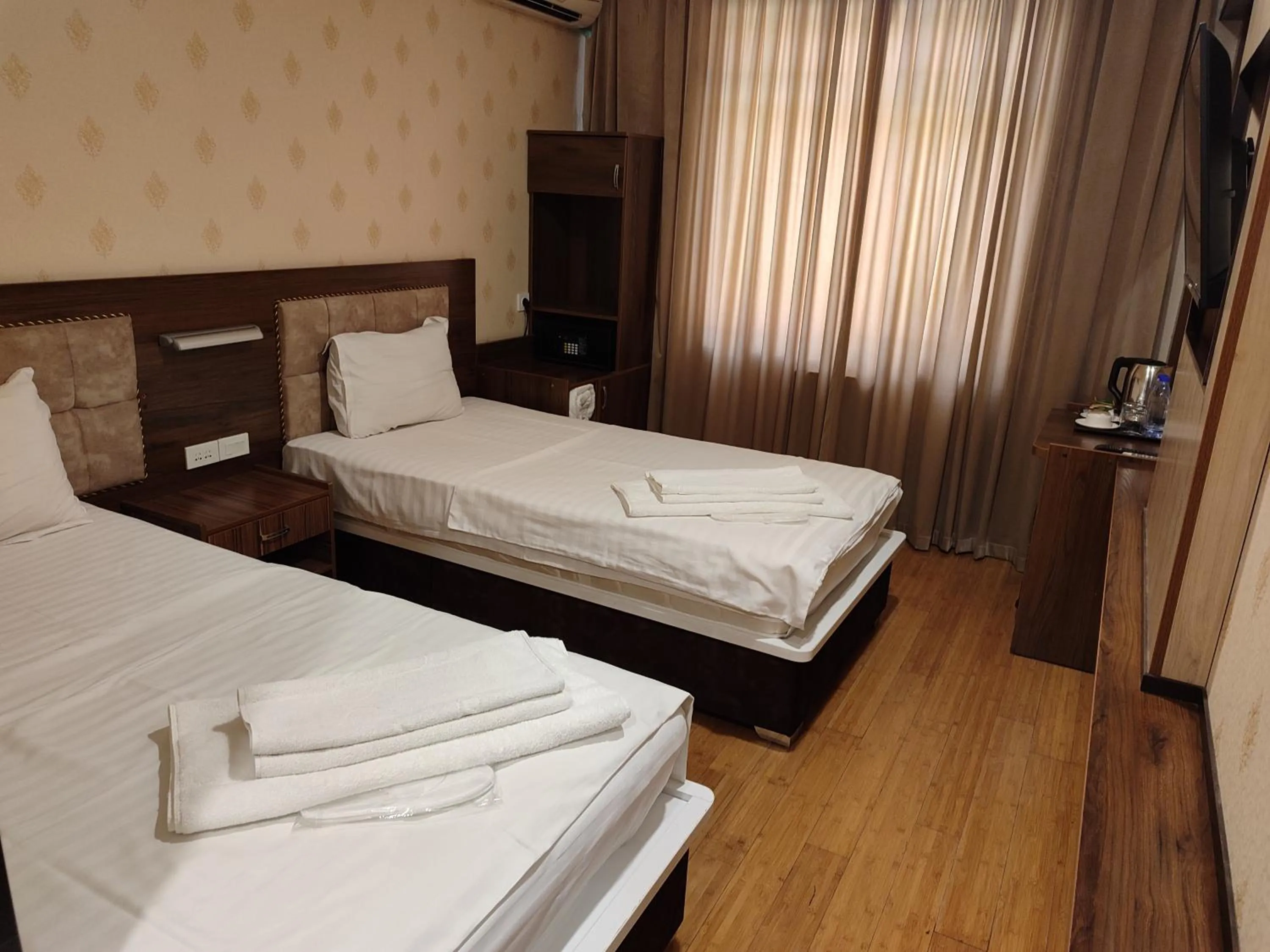 Photo of the whole room, Bed in Grand Avenue Hotel