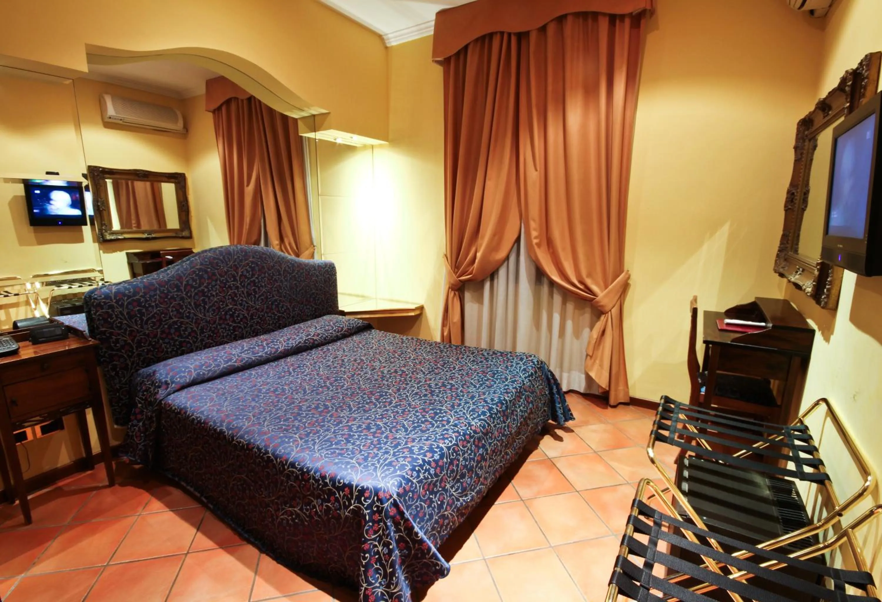 Photo of the whole room in Hotel Canova