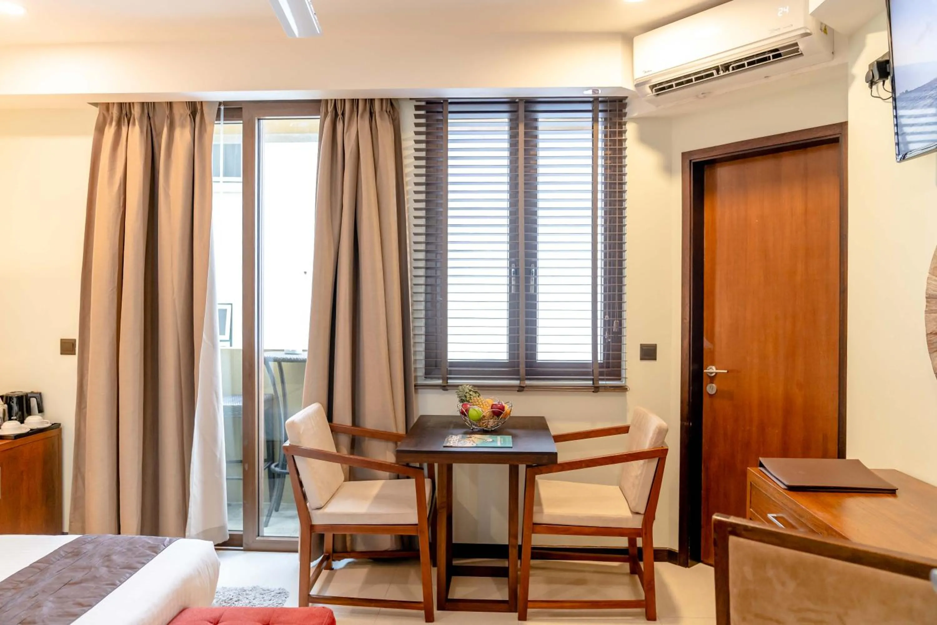 Photo of the whole room in The Somerset Hotel