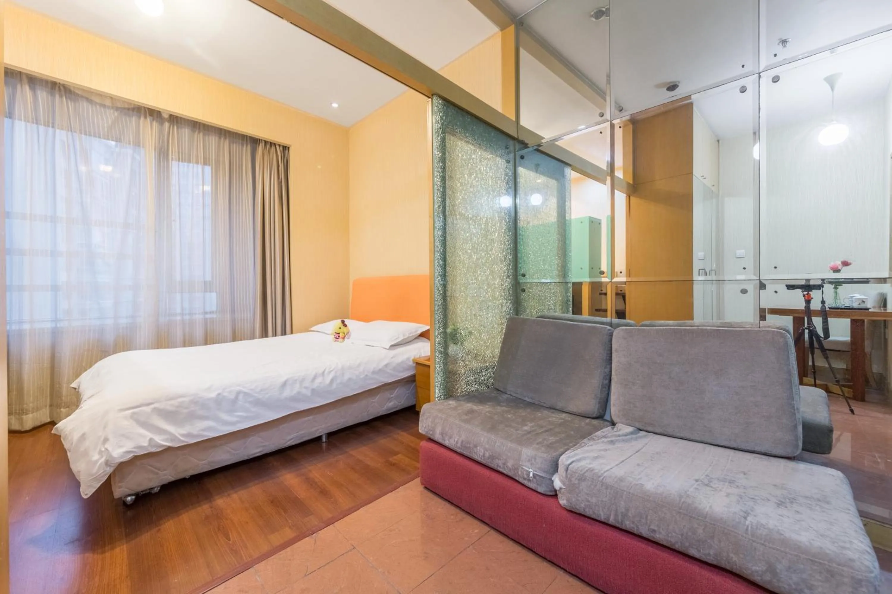 Photo of the whole room, Bed in Shanghai Jiarong Hotel Apartment