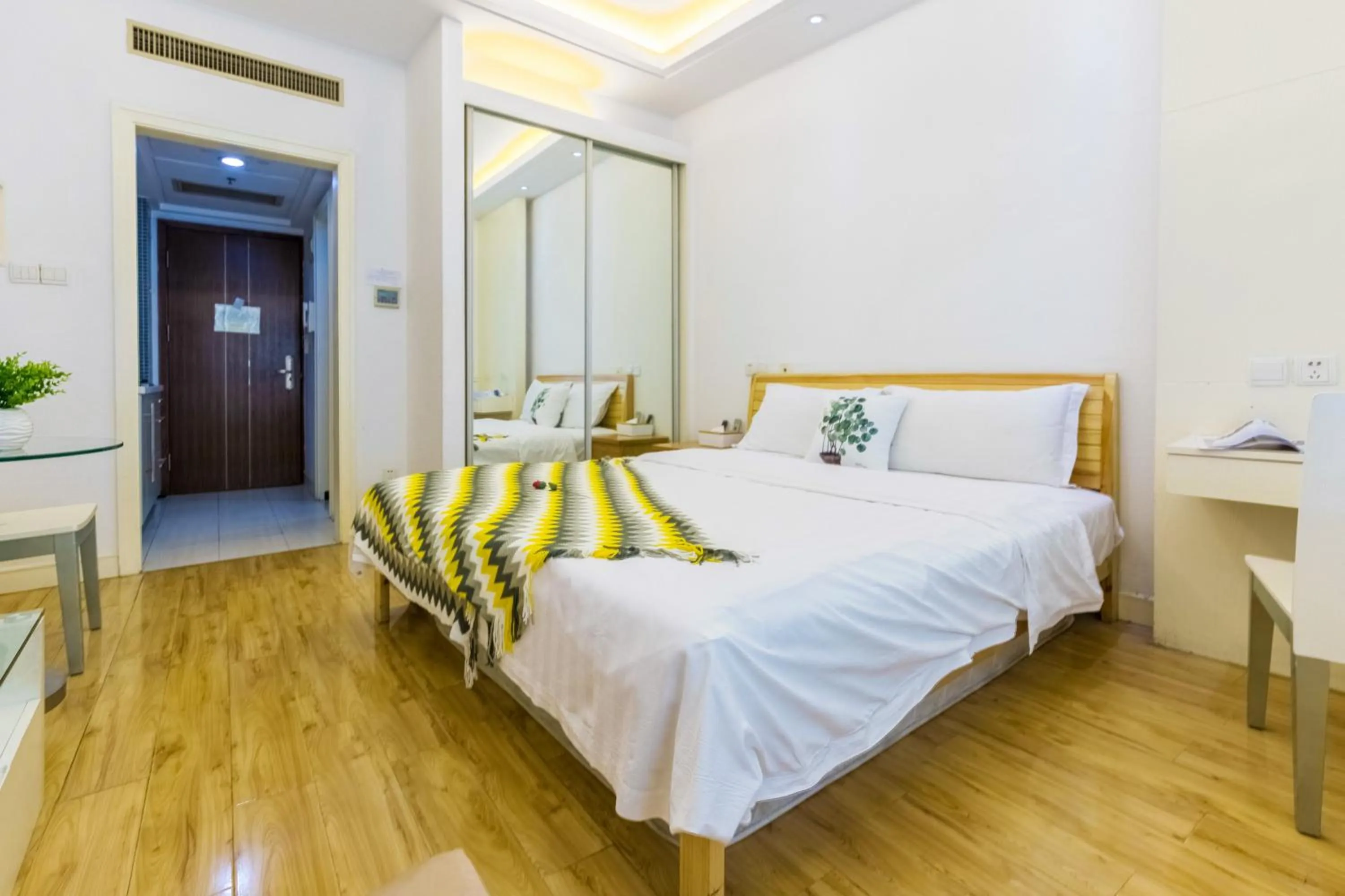 Bed in Shanghai Jiarong Hotel Apartment