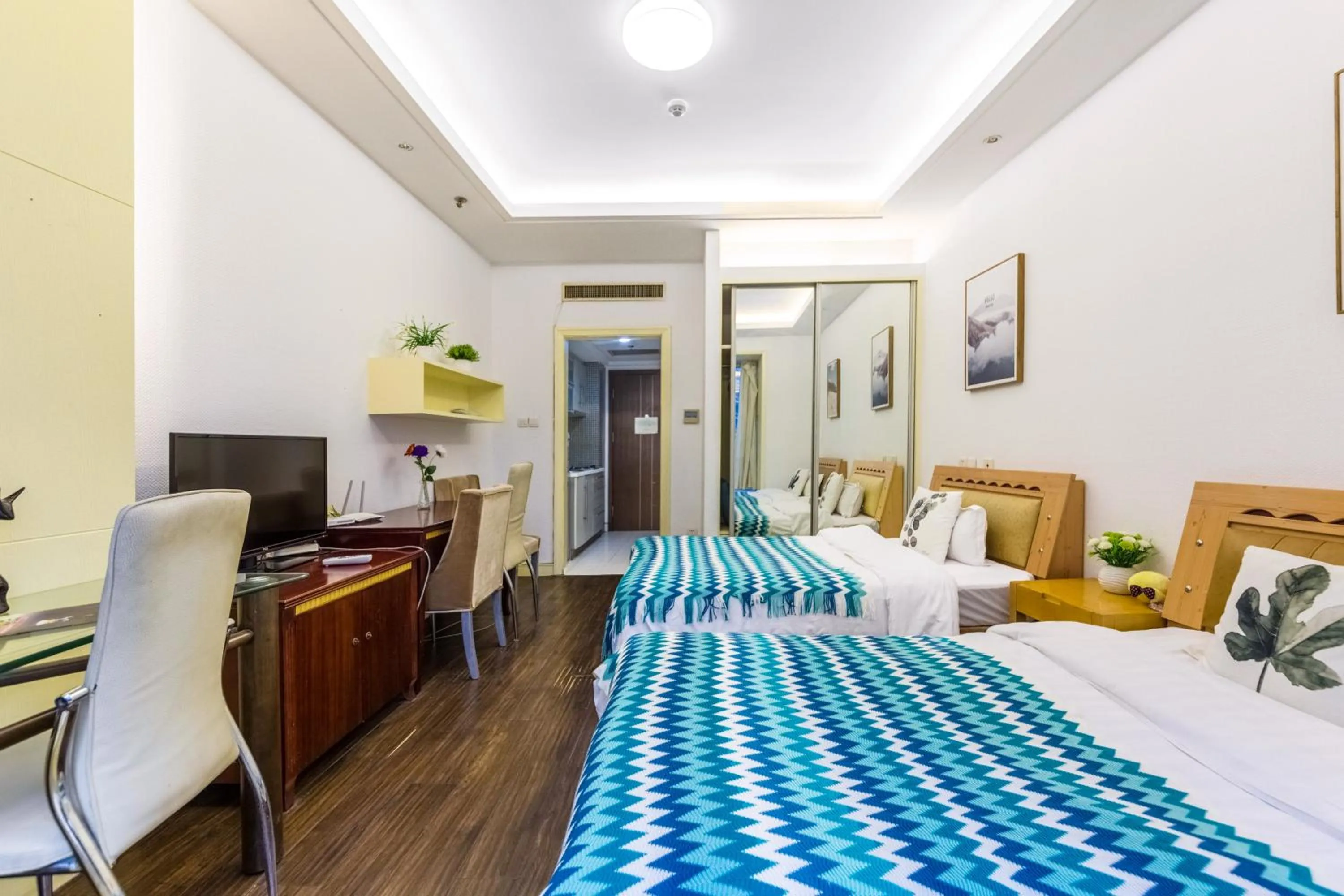 Photo of the whole room, Bed in Shanghai Jiarong Hotel Apartment