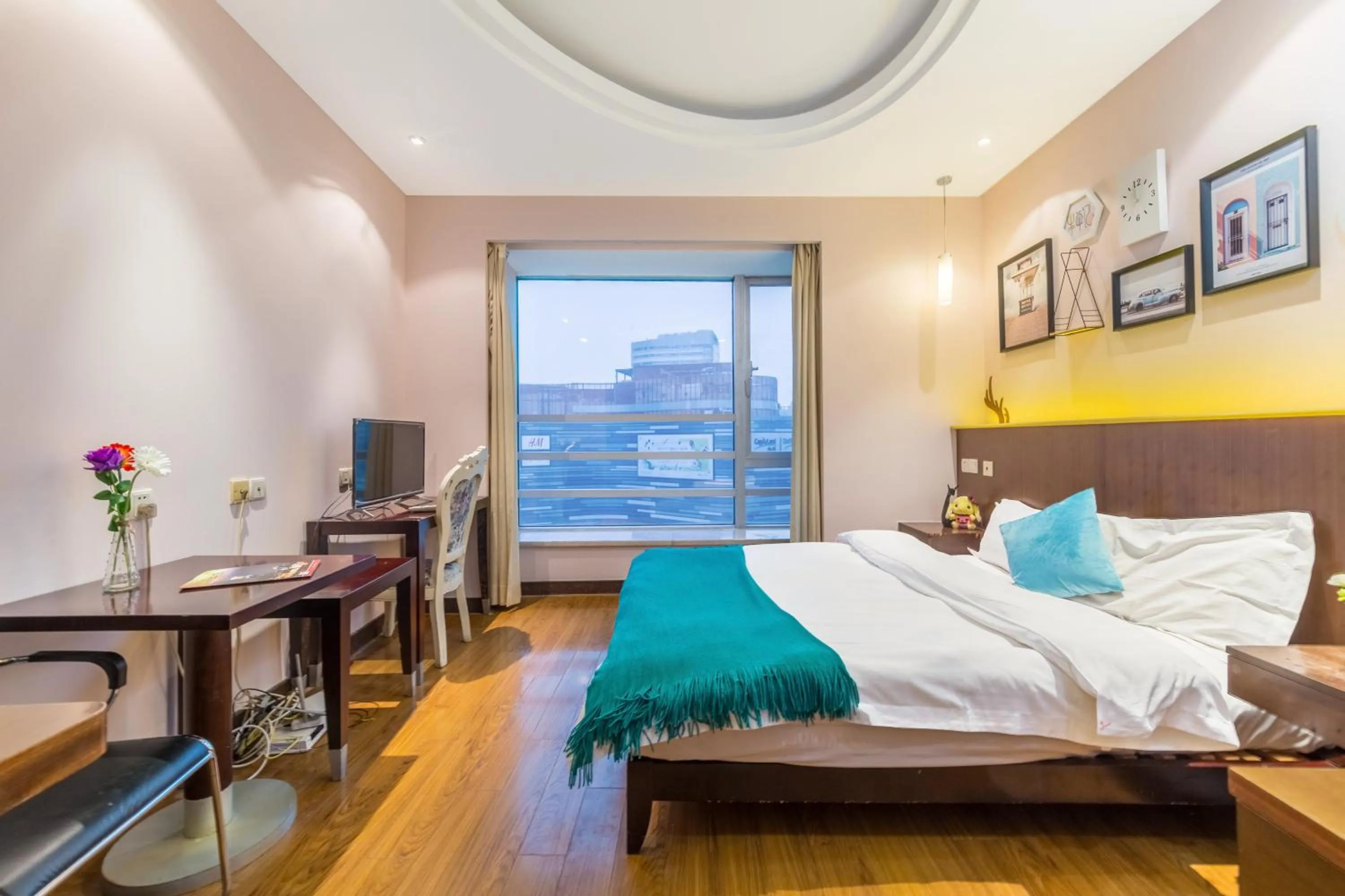 Photo of the whole room, Bed in Shanghai Jiarong Hotel Apartment