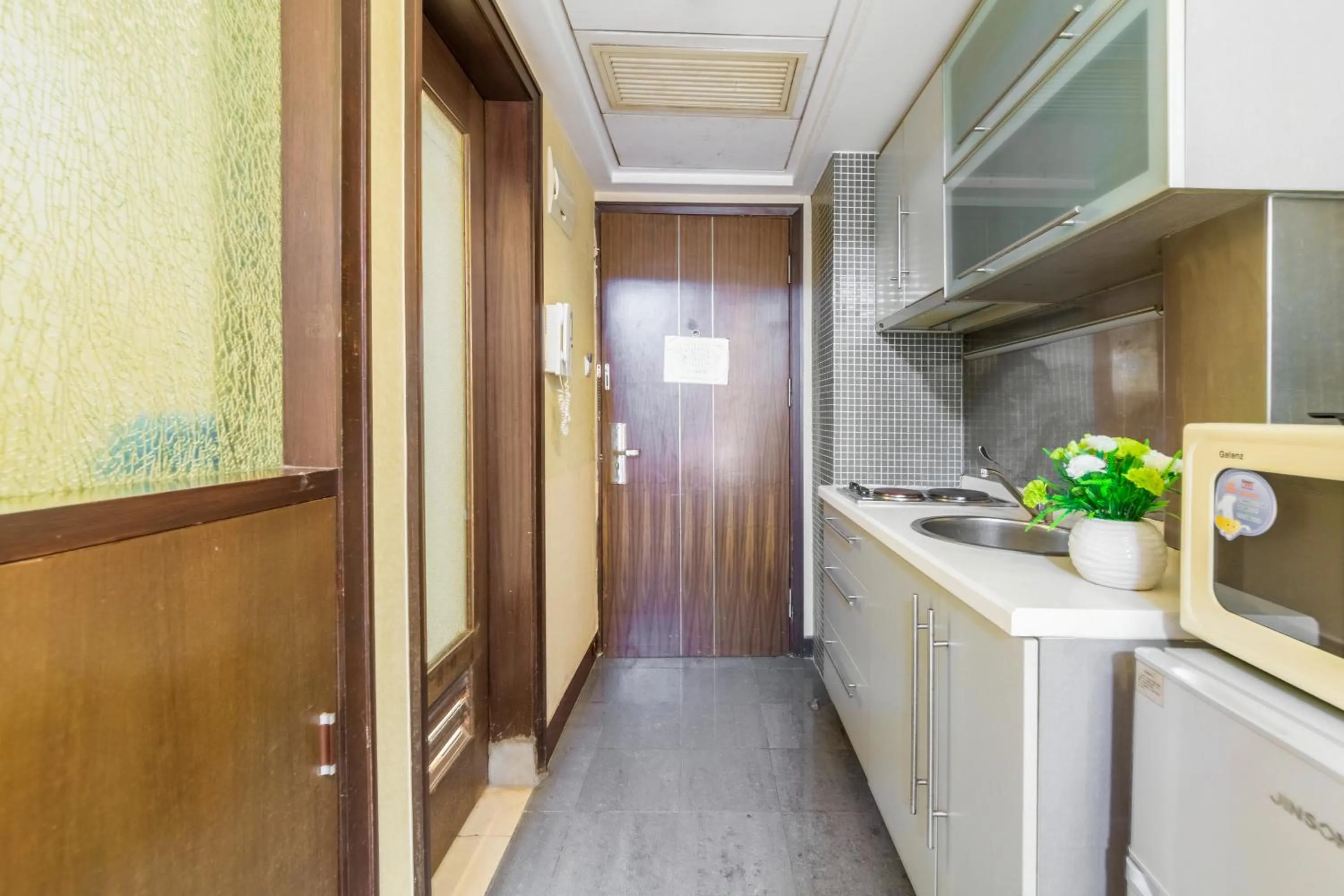 Kitchen or kitchenette in Shanghai Jiarong Hotel Apartment