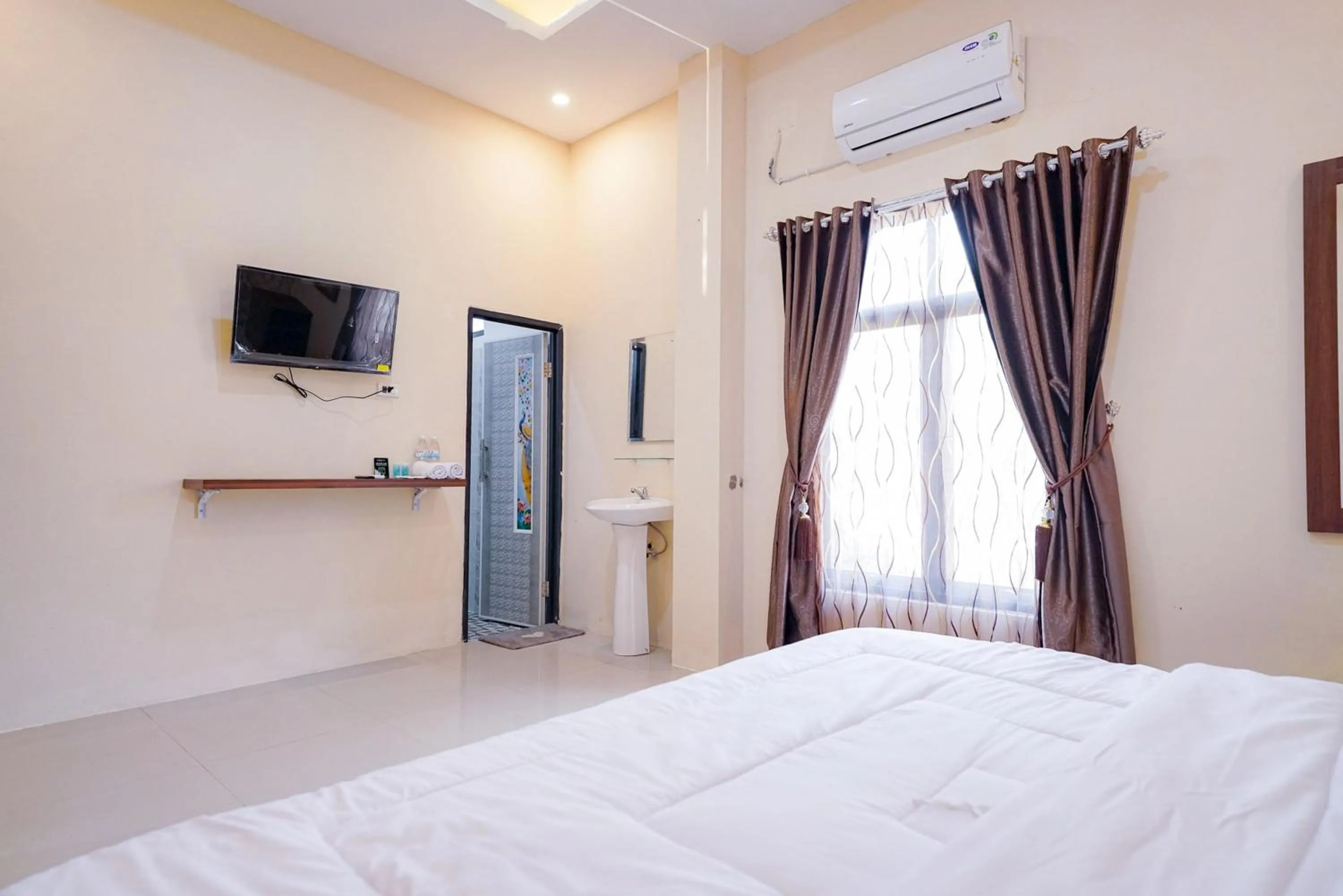 Photo of the whole room, Bed in Urbanview Hotel St Faustina Lampung by RedDoorz