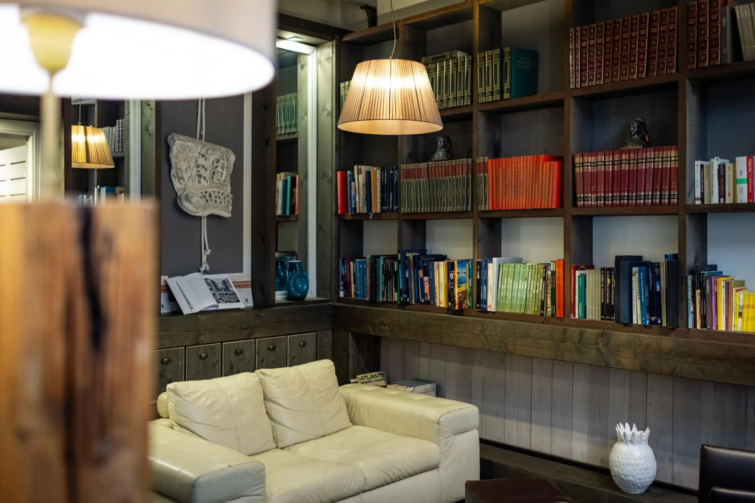 Library in Hotel Italia