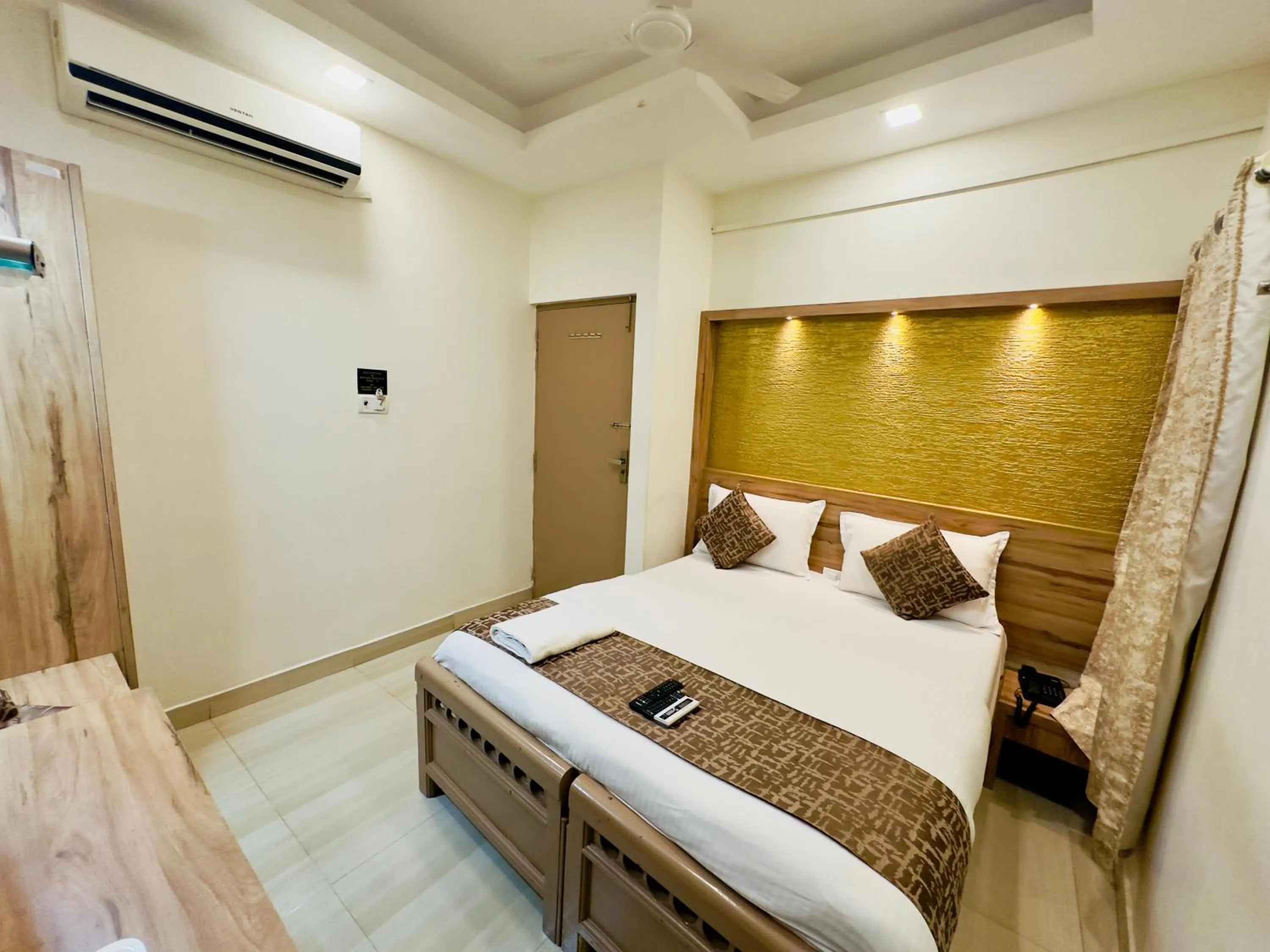 Bed in Stay Court - Business Class Hotel - Near Central Railway Station