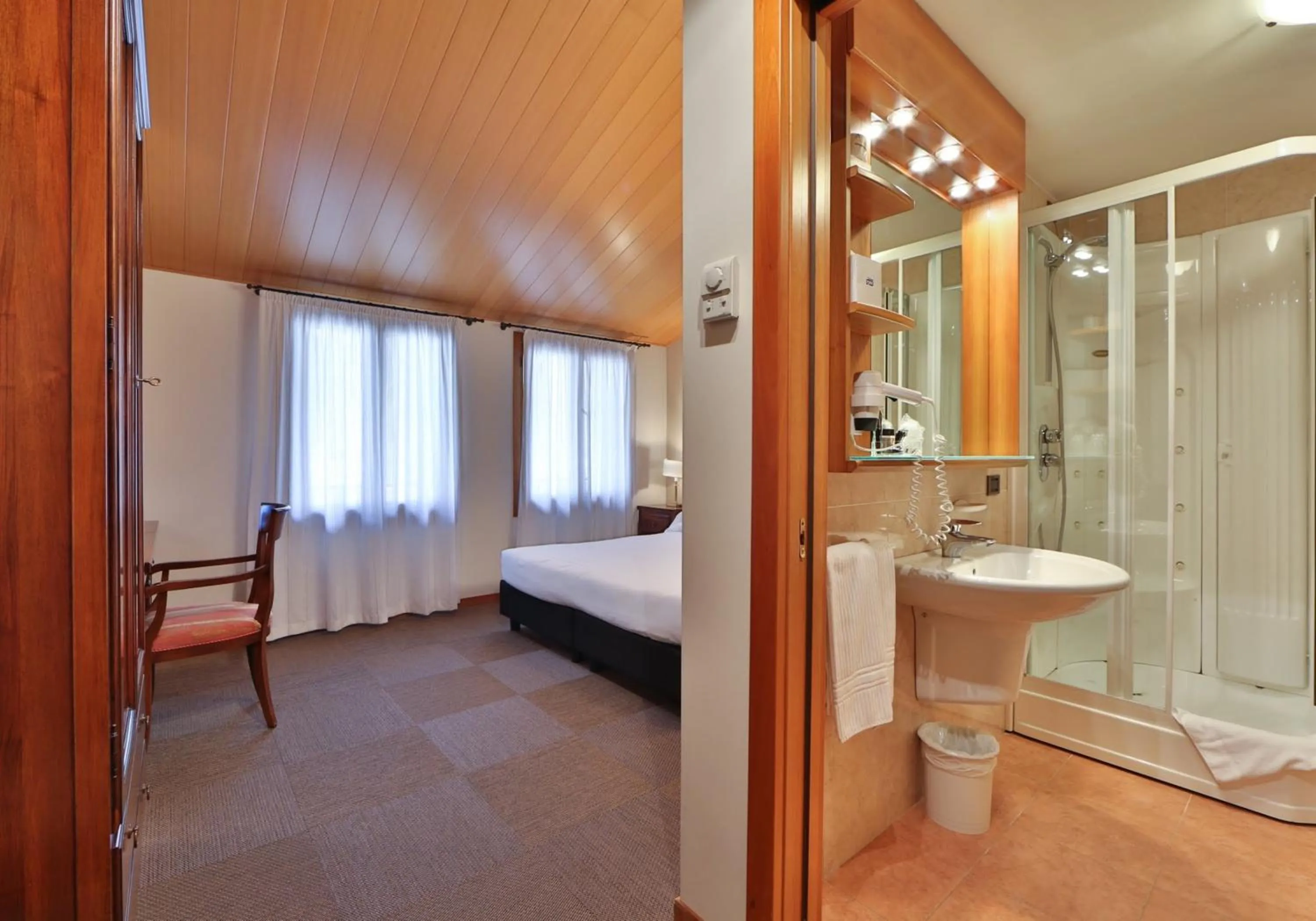 Bathroom, Bed in Hotel Canon d'Oro