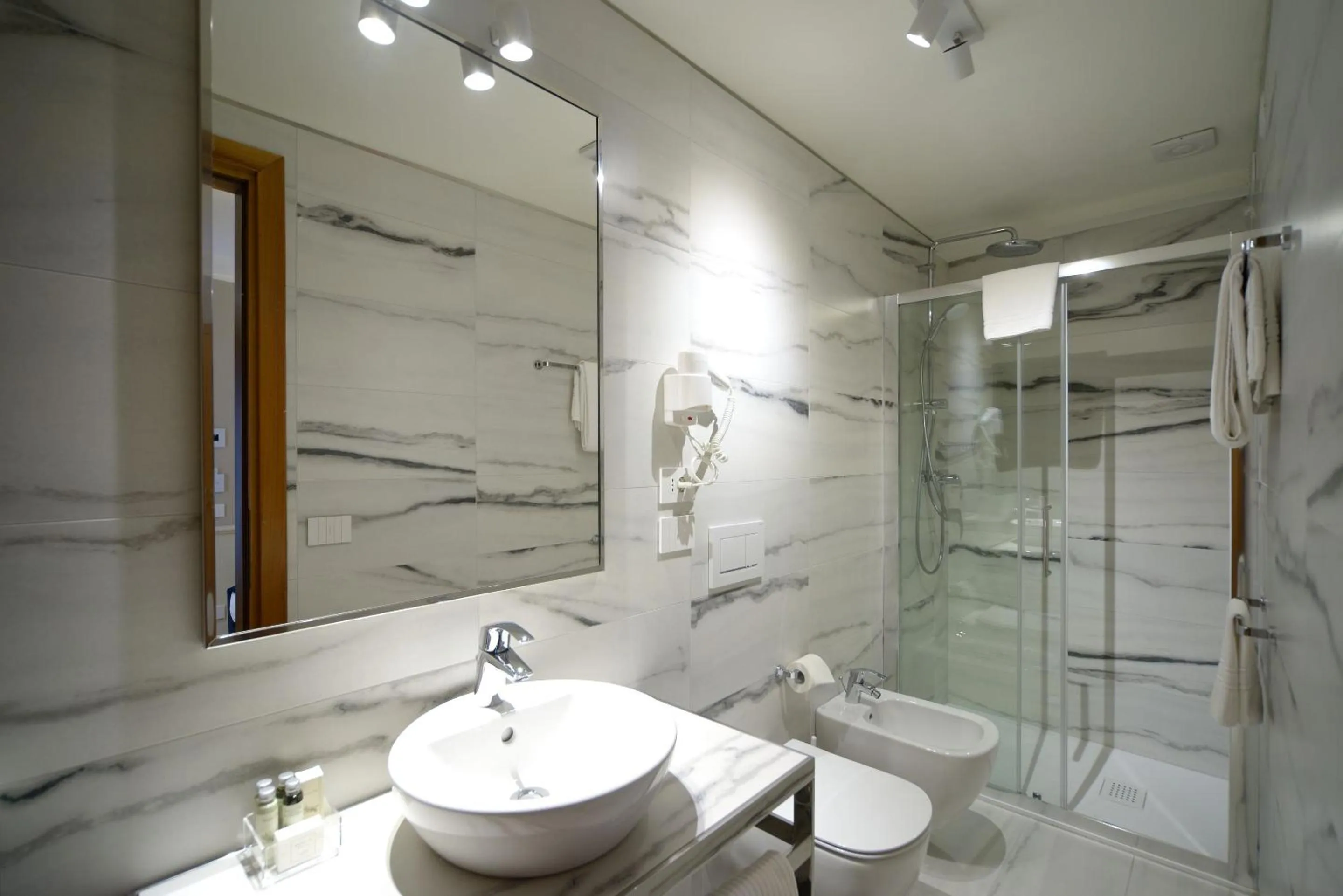 Bathroom in Hotel Canon d'Oro