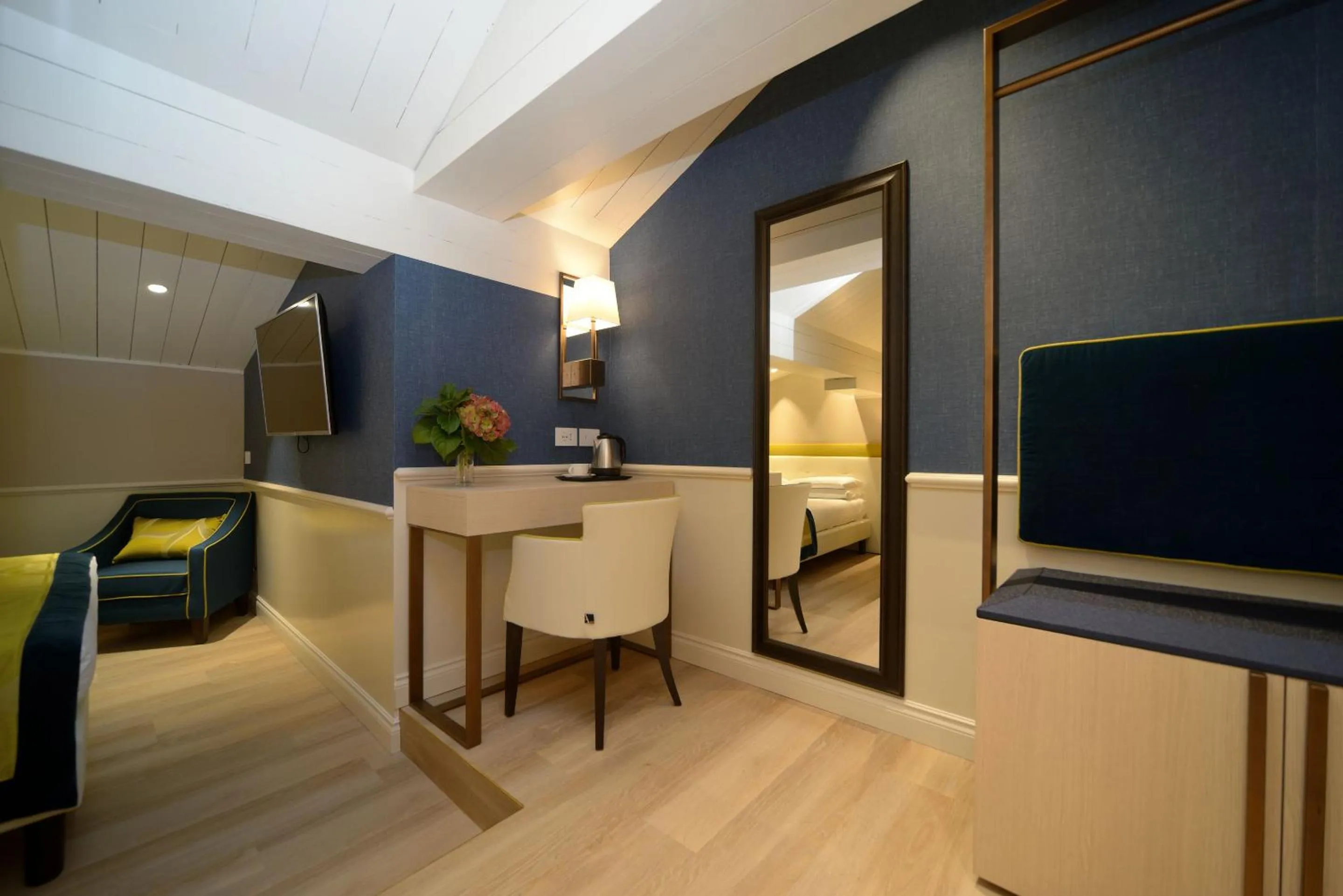 Photo of the whole room in Hotel Canon d'Oro