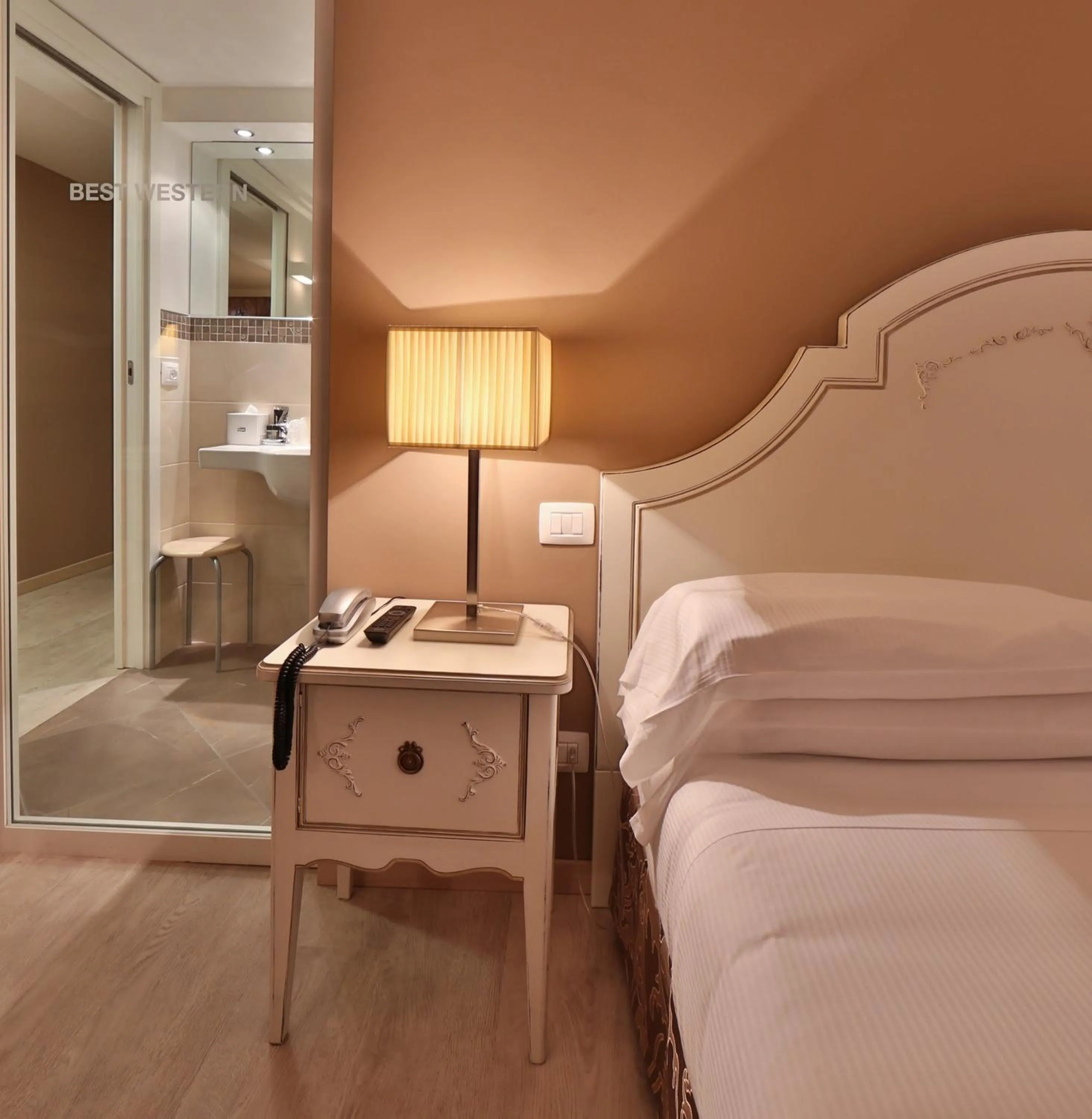 Bathroom, Bed in Hotel Canon d'Oro