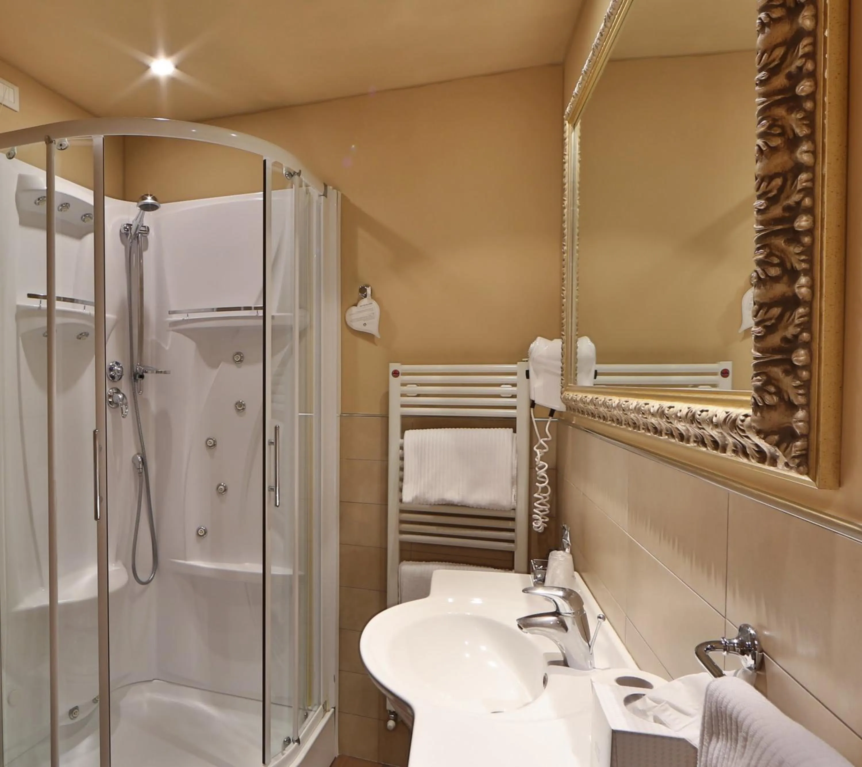 Bathroom in Hotel Canon d'Oro